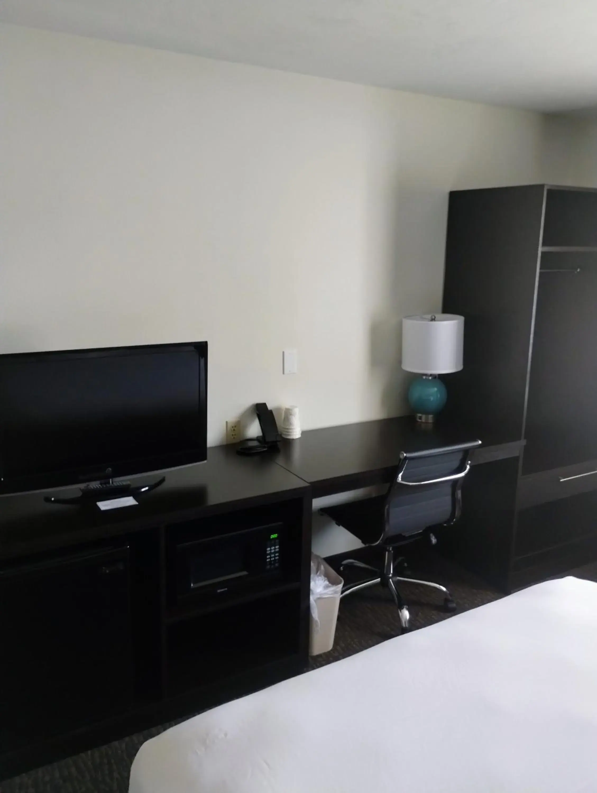 TV and multimedia, TV/Entertainment Center in Super 8 by Wyndham Kelso Longview Area