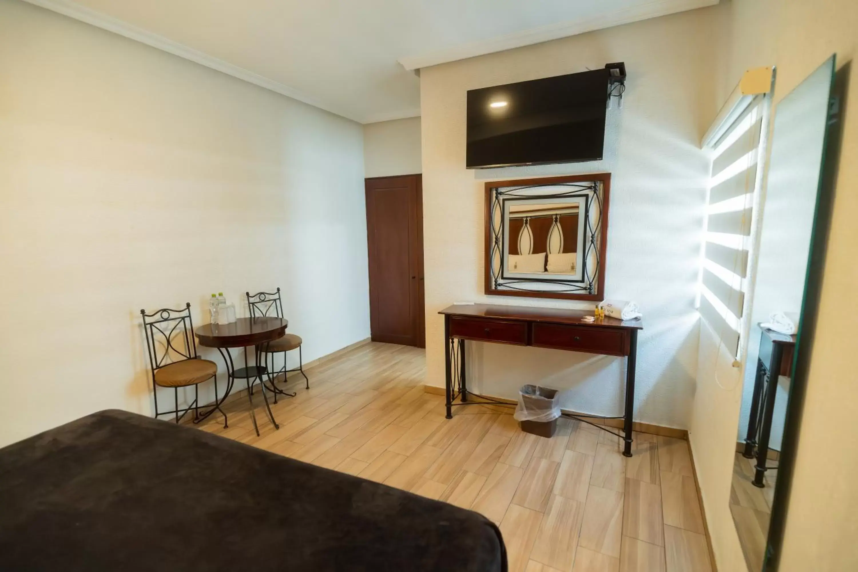 Bedroom, TV/Entertainment Center in Hotel Alcazar - Guadalajara Centro Historico