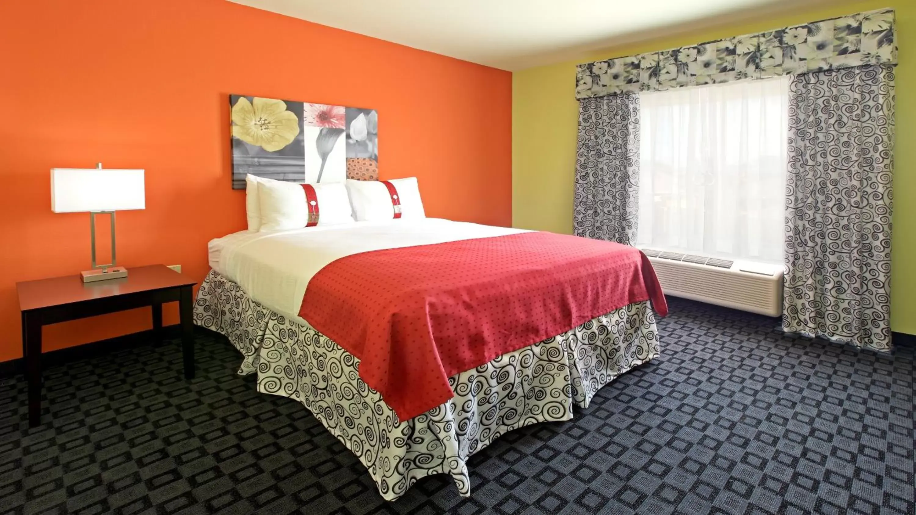 Photo of the whole room, Bed in Holiday Inn Garland, an IHG Hotel