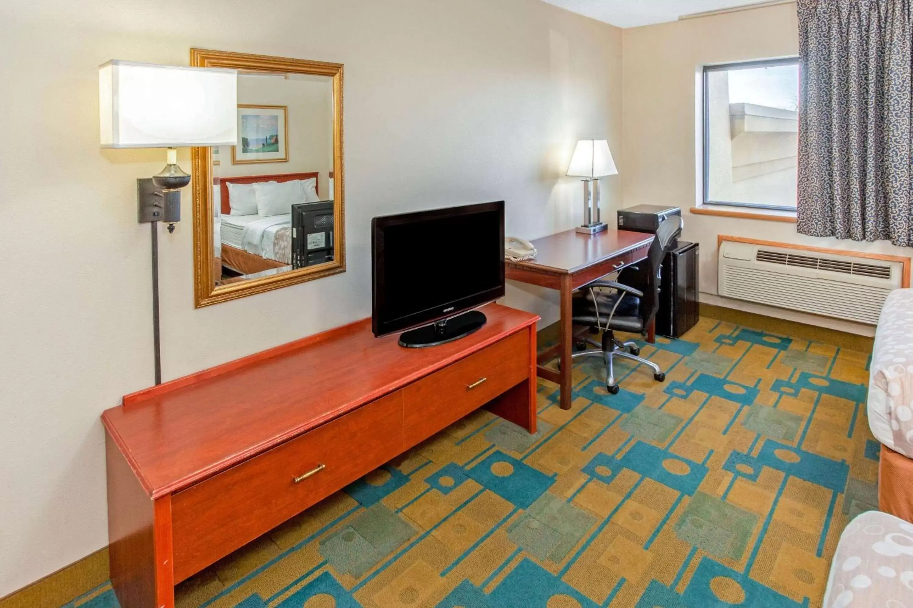 Photo of the whole room, TV/Entertainment Center in La Quinta Inn by Wyndham Milwaukee Airport / Oak Creek