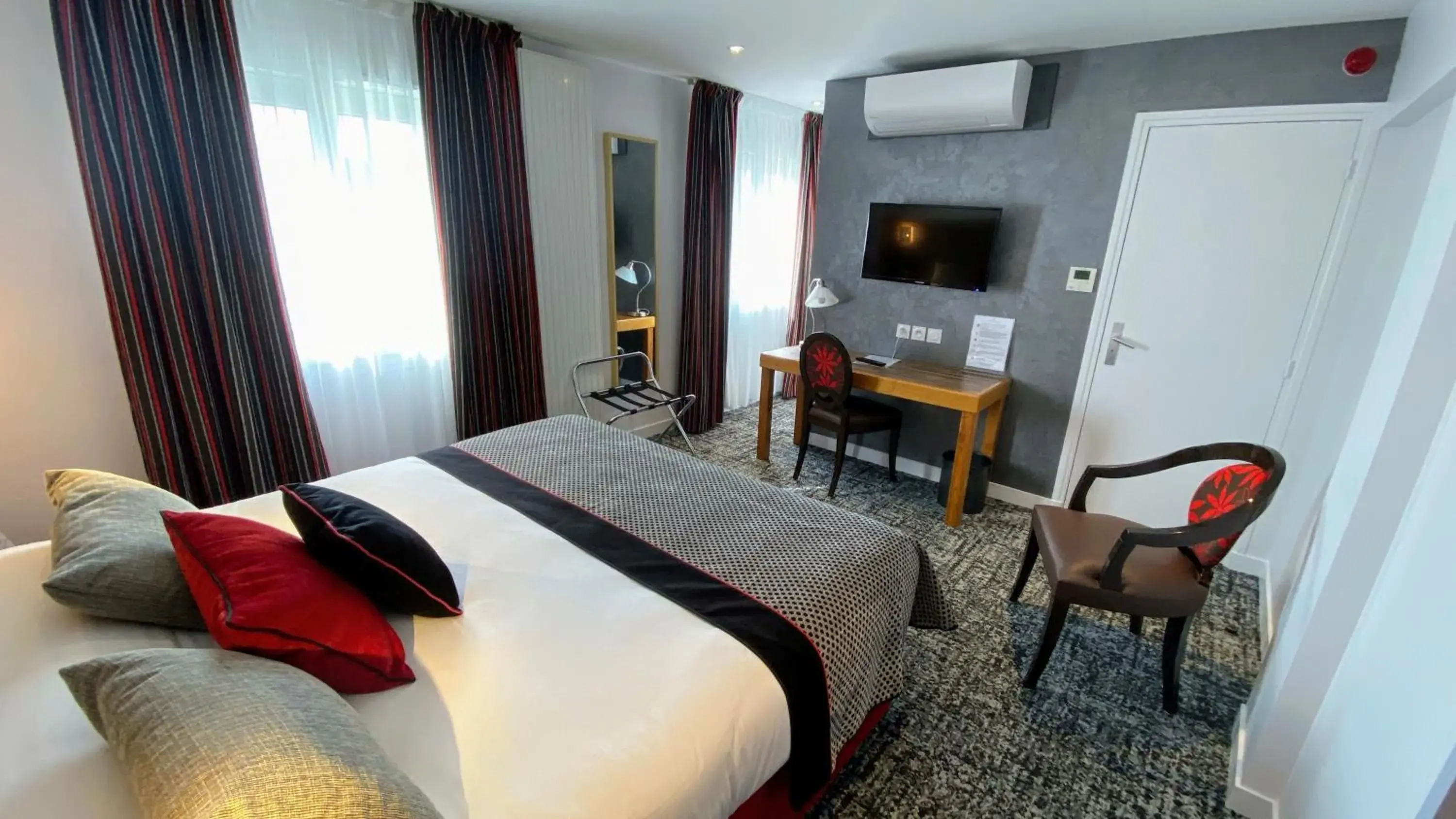 Photo of the whole room, Bed in Logis - Le Christina Photo of the whole room, Bed in Logis - Le Christina