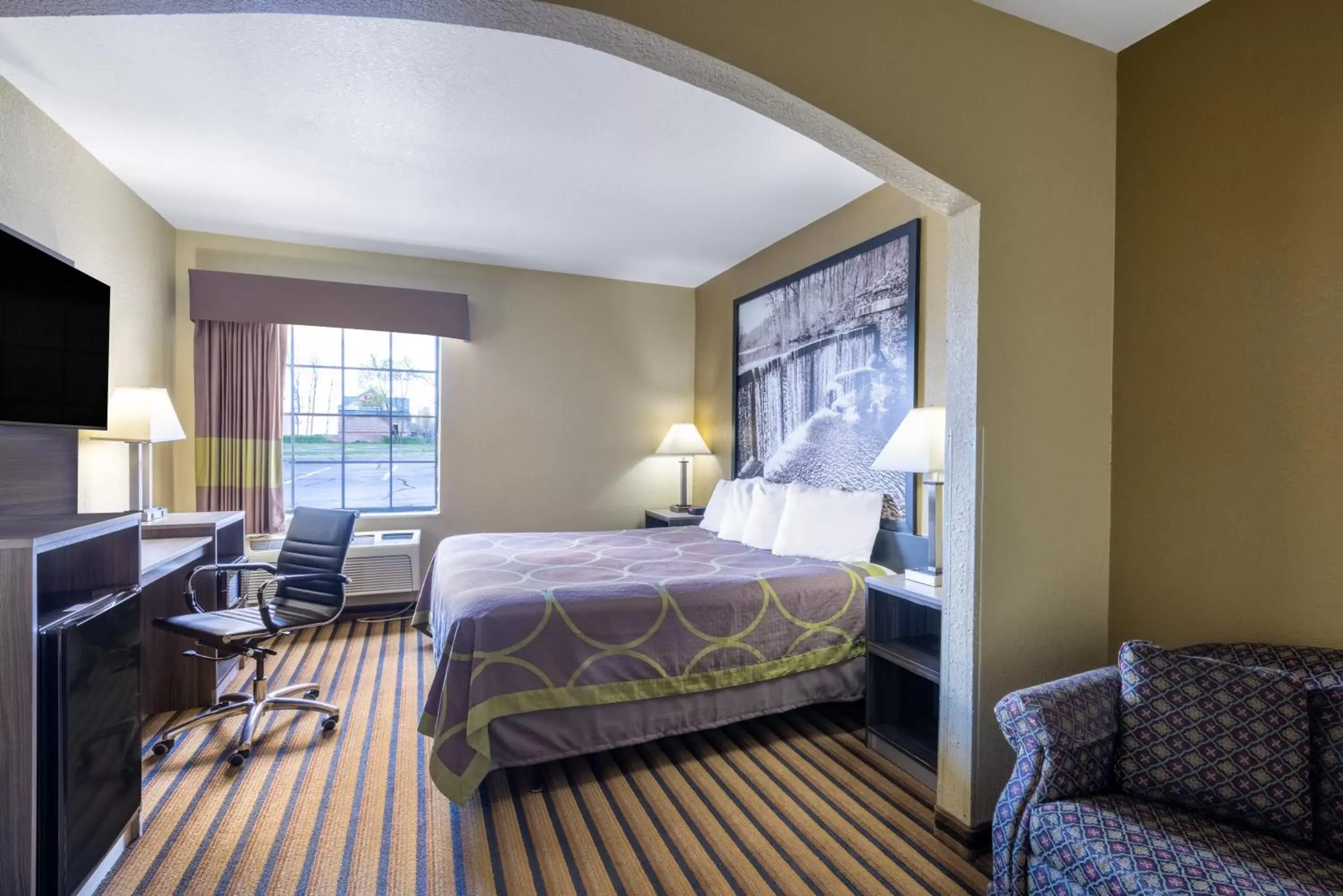 Photo of the whole room, Bed in Super 8 by Wyndham Nixa/Springfield Area