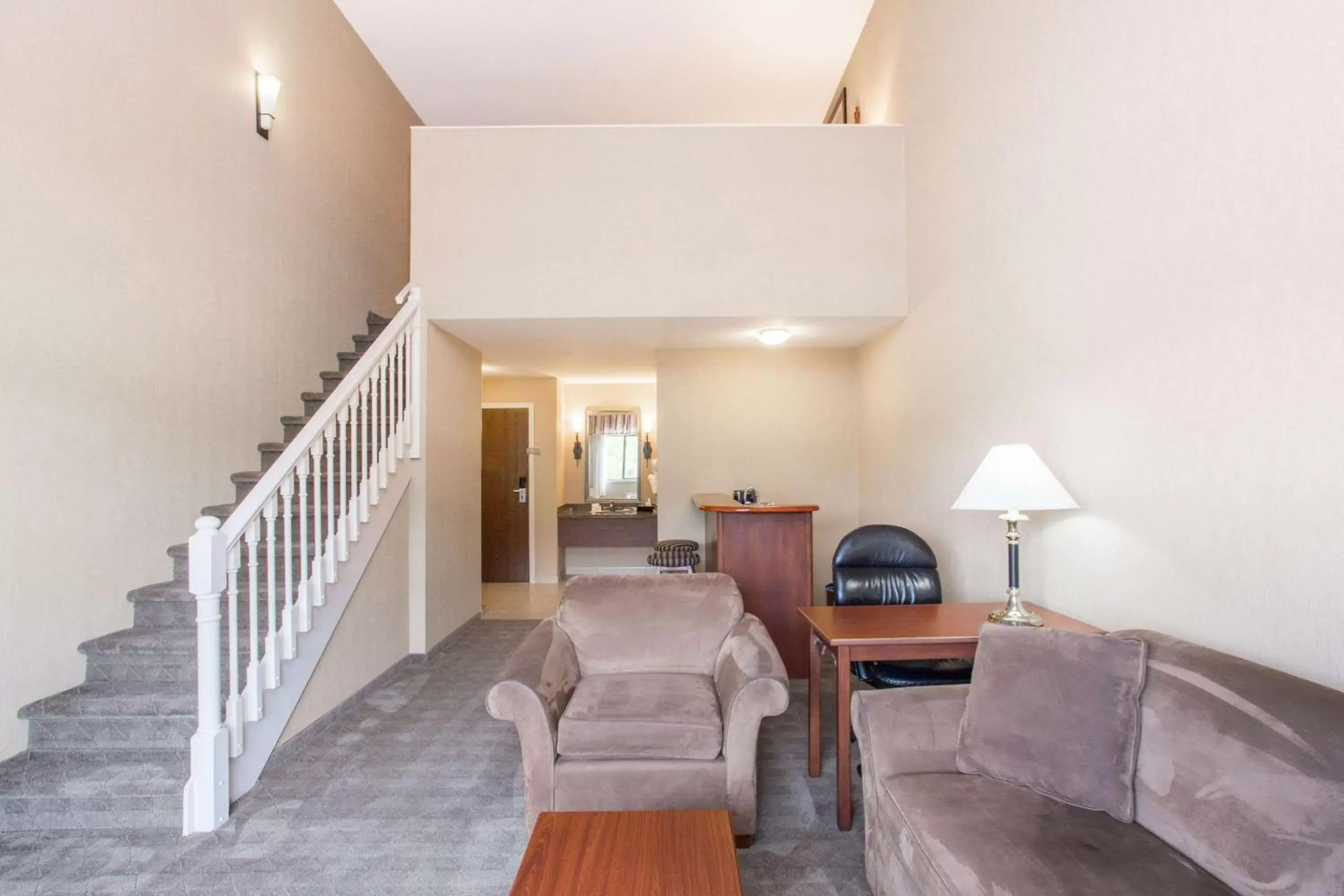 Photo of the whole room, Seating Area in Ramada by Wyndham Kelowna Hotel & Conference Center