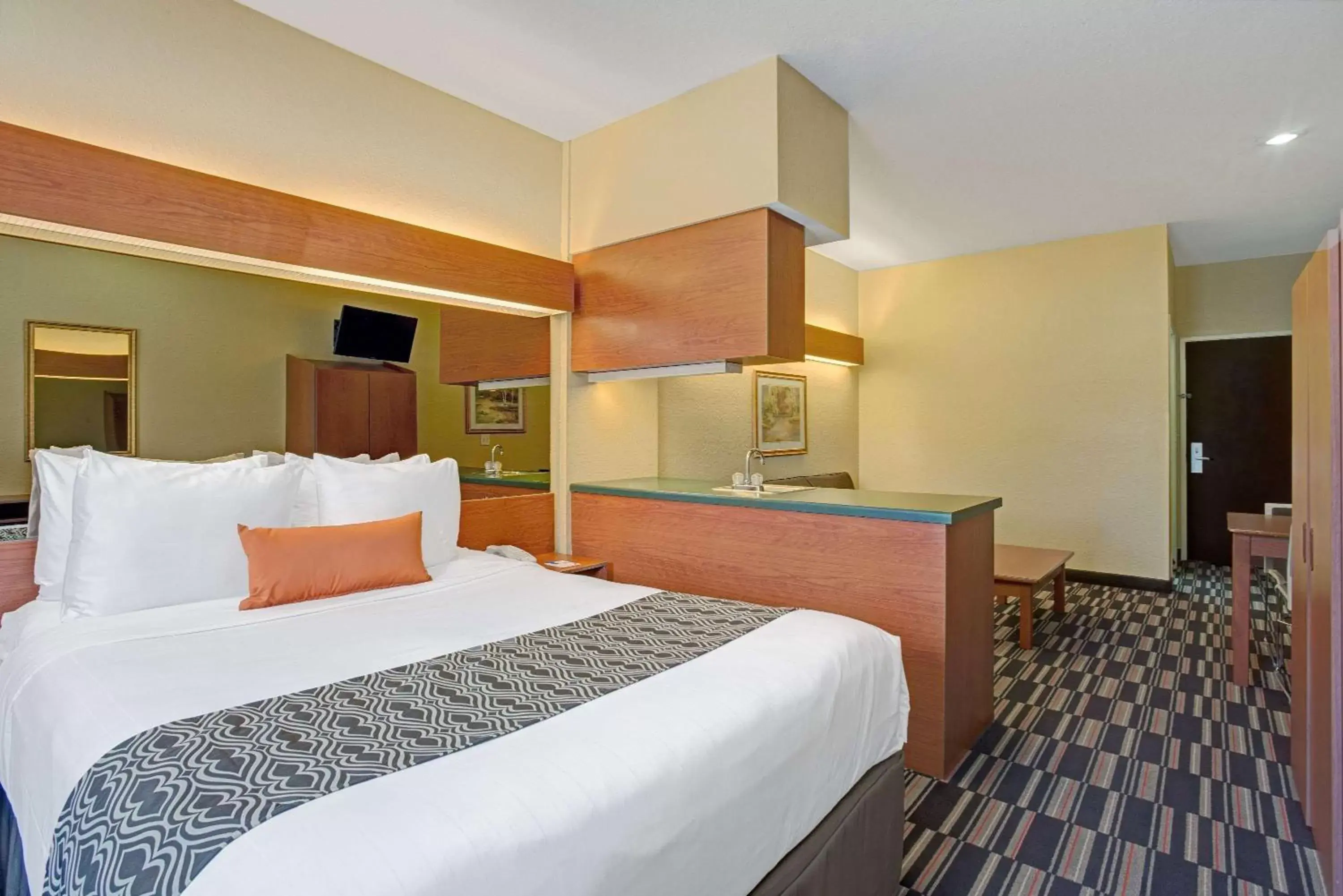 Photo of the whole room, Bed in Microtel Inn & Suites by Wyndham Bushnell