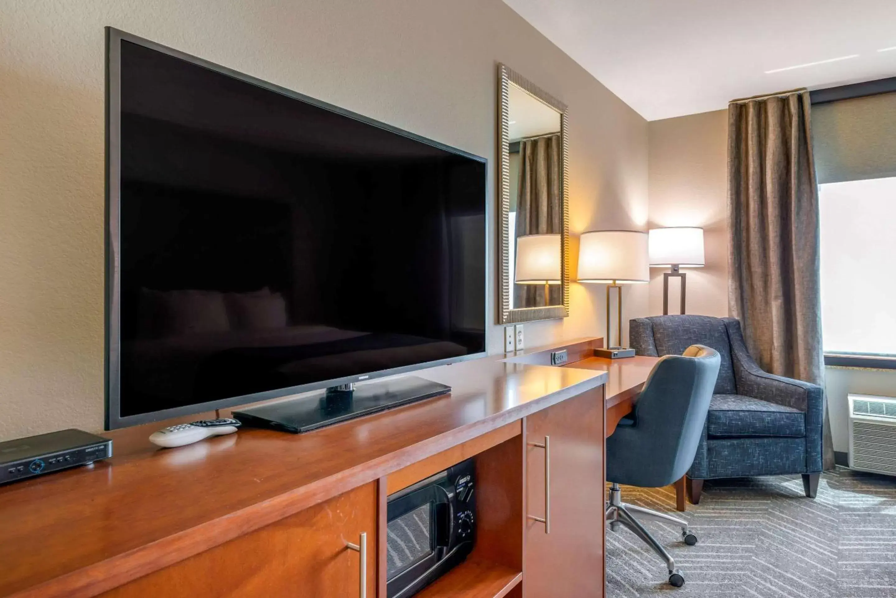 Photo of the whole room, TV/Entertainment Center in Comfort Inn & Suites Mountain Iron and Virginia