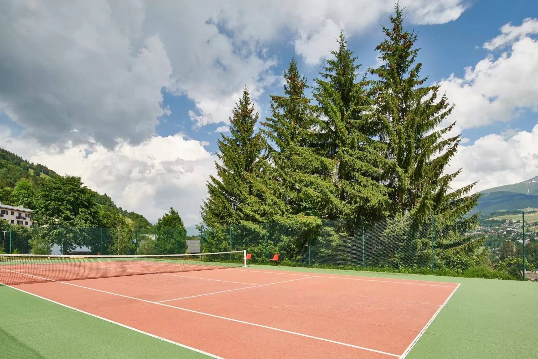 Tennis court, Tennis/Squash in Hôtel Vacances Bleues Les Chalets du Prariand