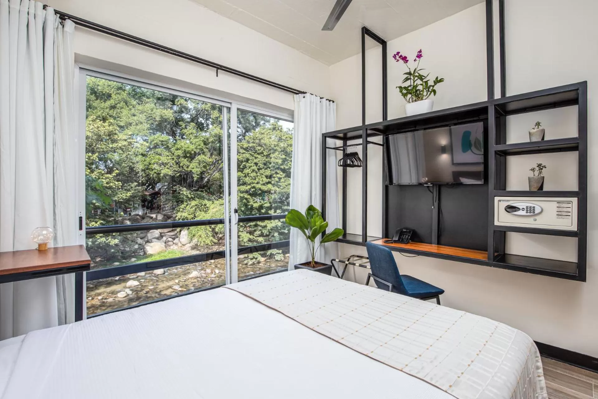 Photo of the whole room, Bed in Joint Boutique Hotel