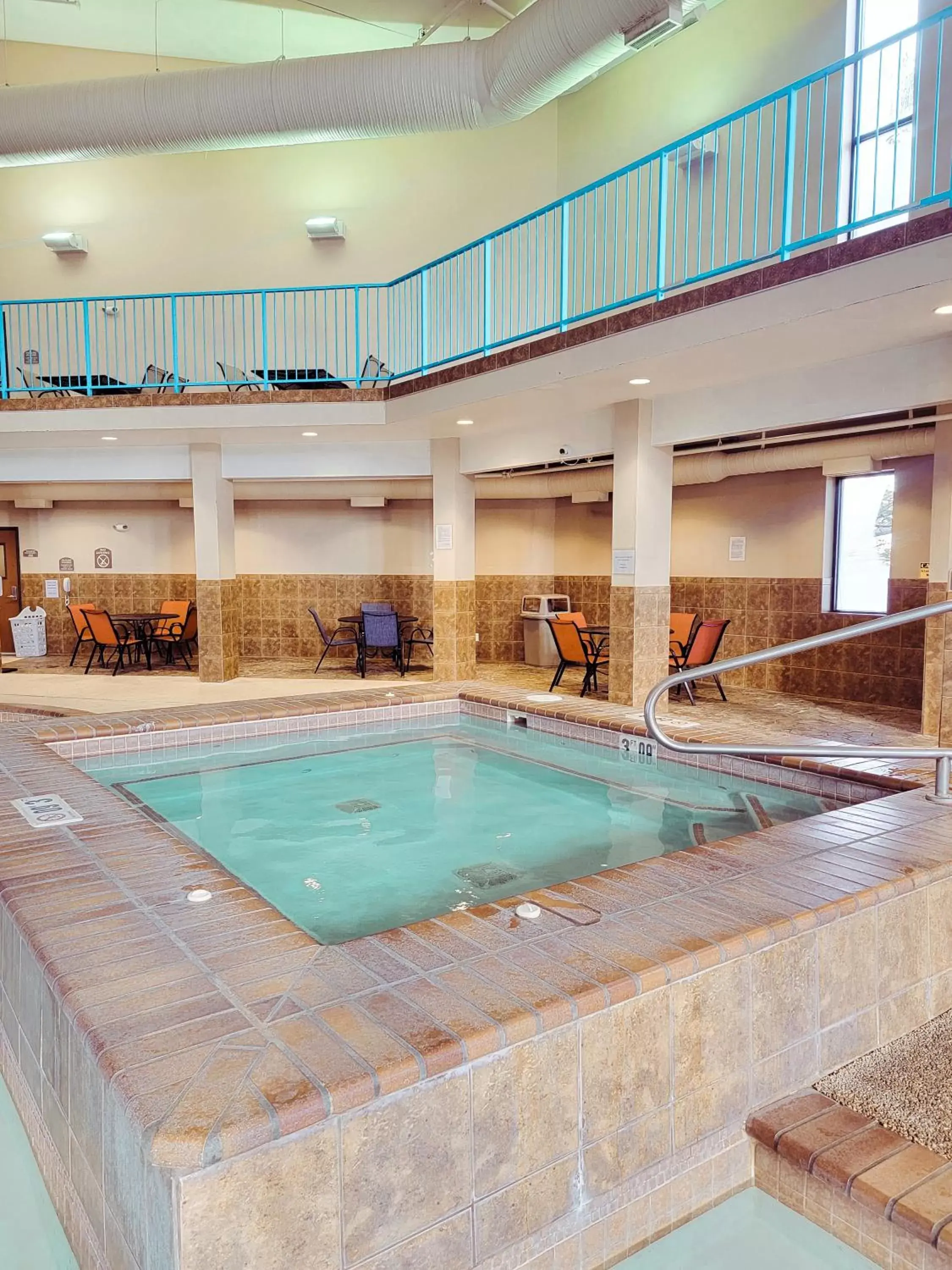 Hot Tub, Swimming Pool in Holiday Inn Express Hotel & Suites Sioux Falls-Brandon, an IHG Hotel