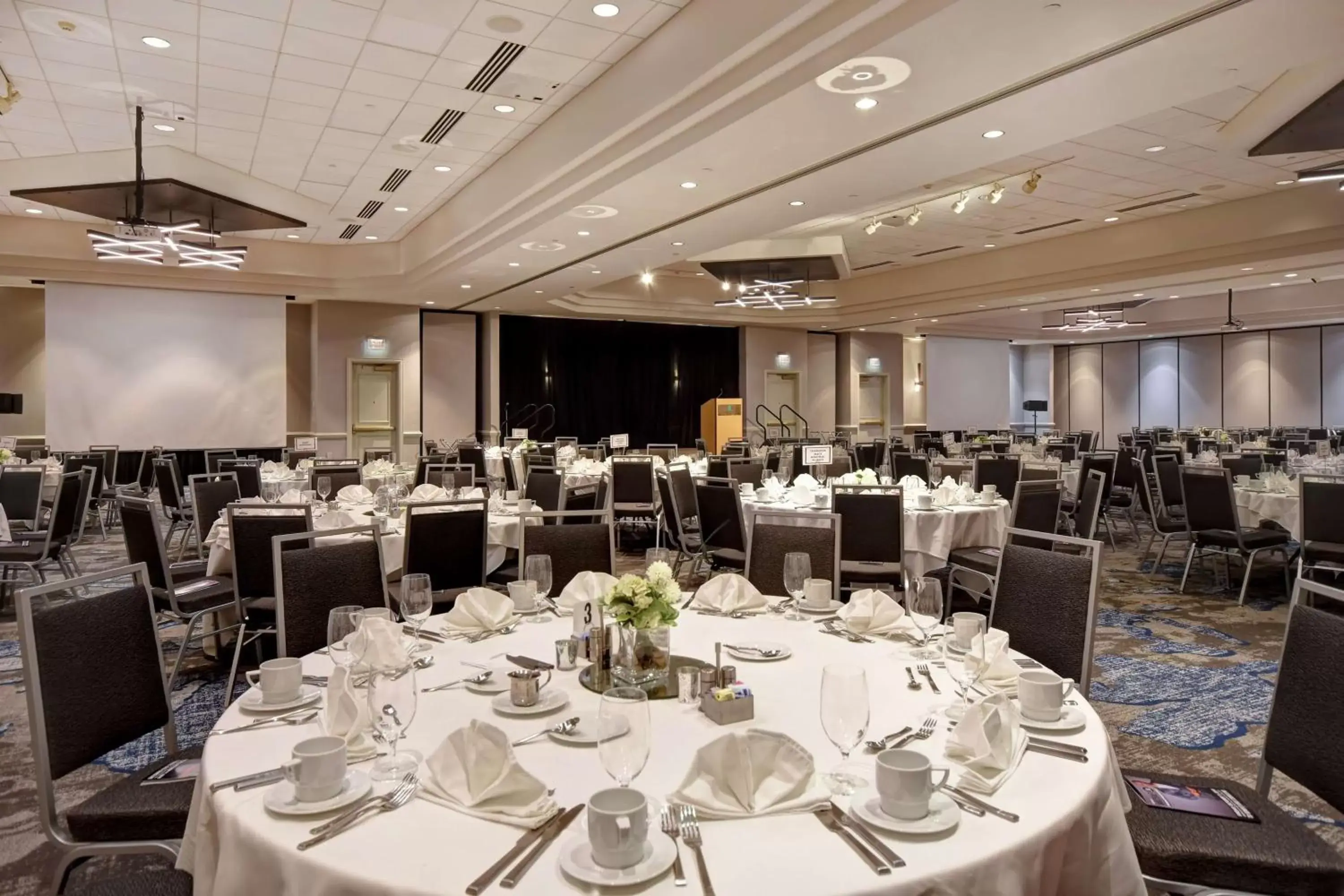 Meeting/conference room, Restaurant/Places to Eat in Embassy Suites Charleston