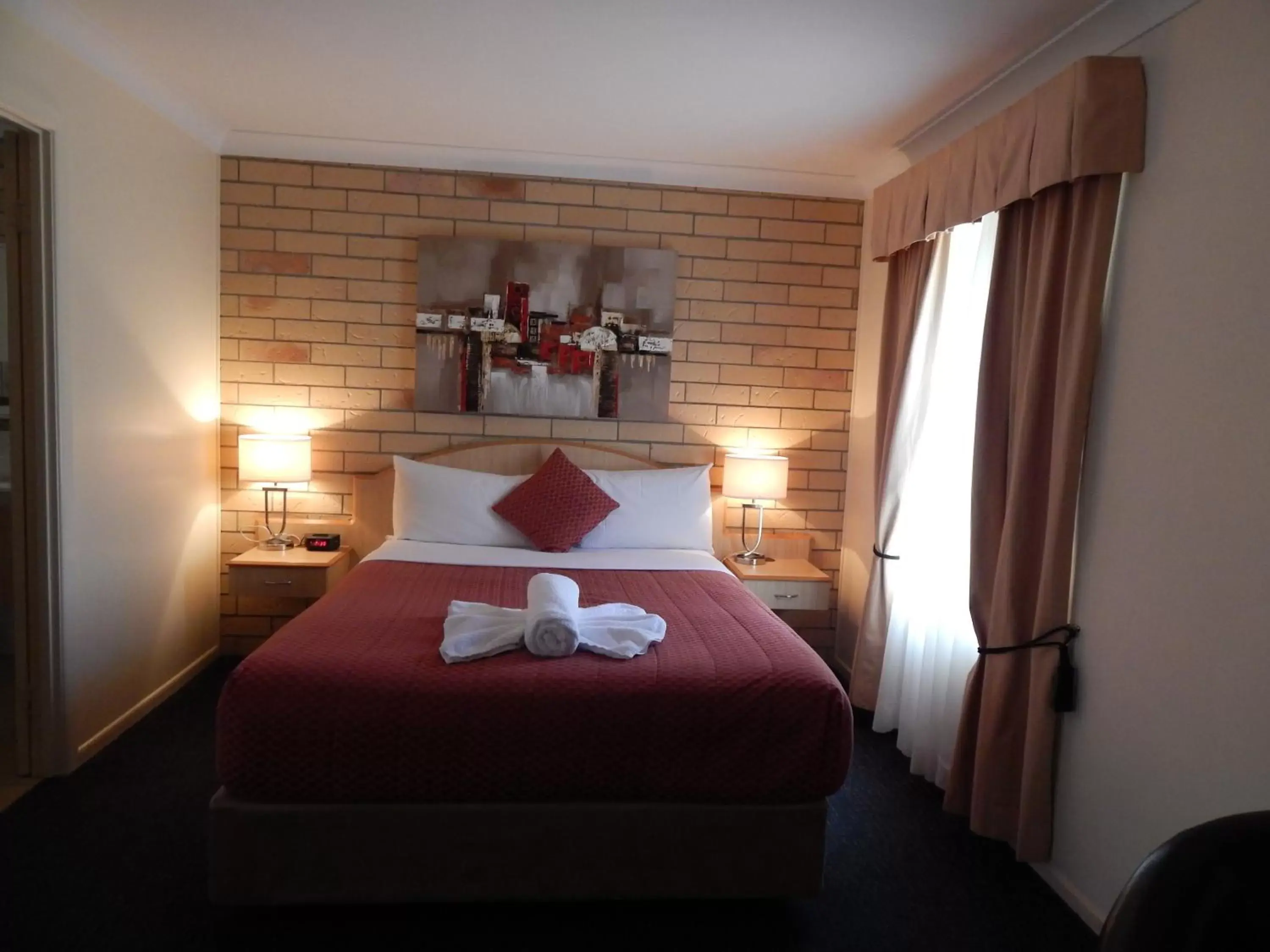 Bedroom, Bed in Cotswold Motor Inn