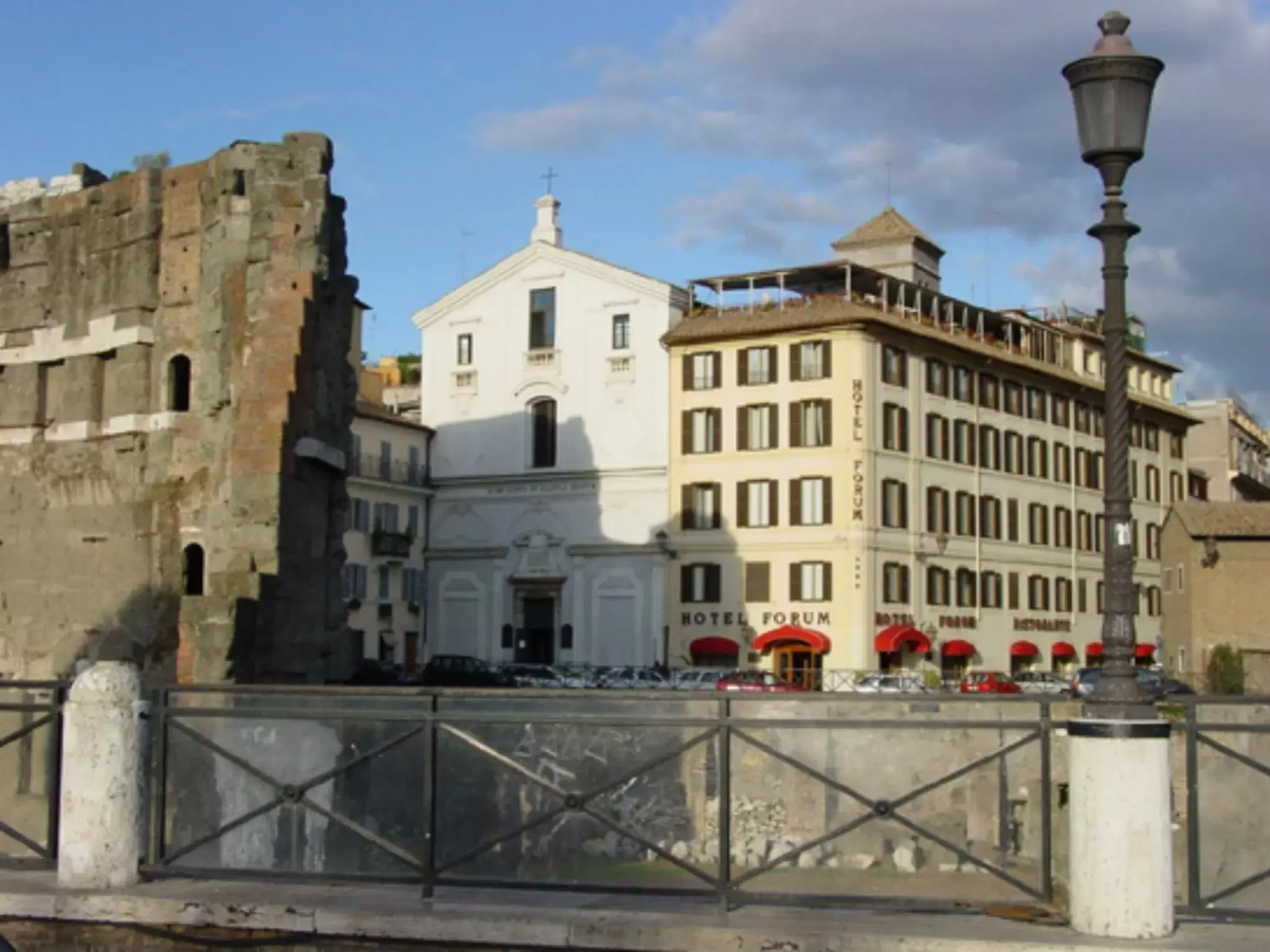 Facade/entrance in Hotel Forum Facade/entrance in Hotel Forum
