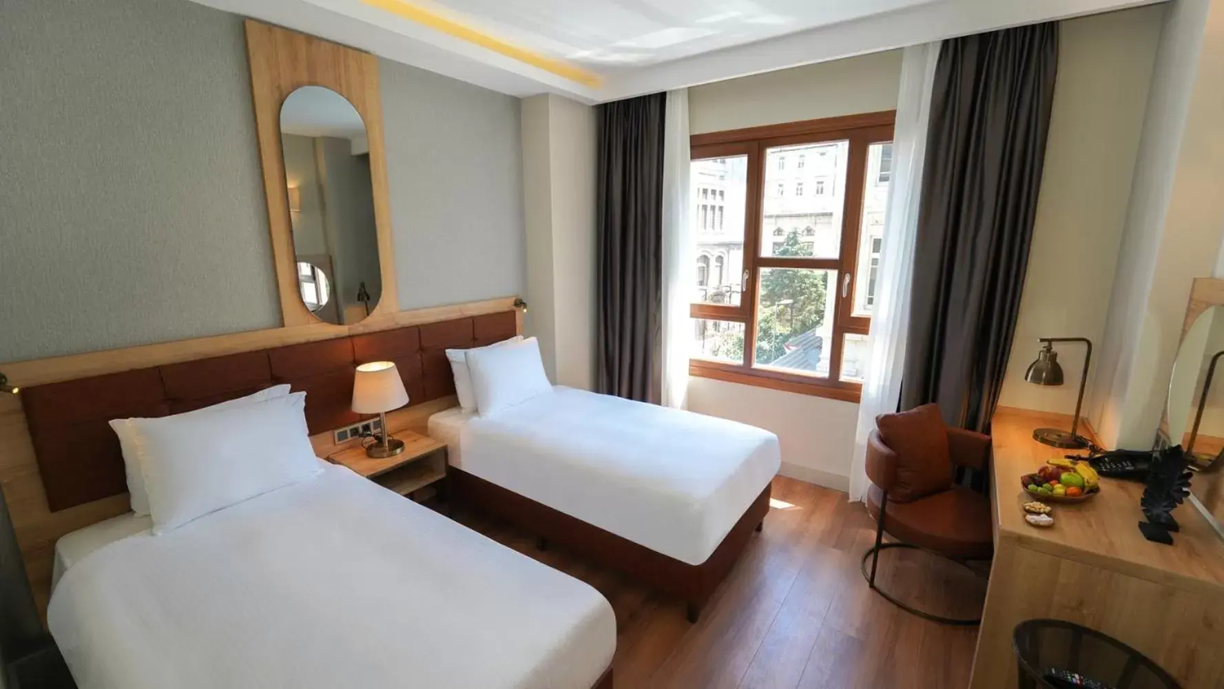 Photo of the whole room, Bed in Grand Sirkeci Hotel