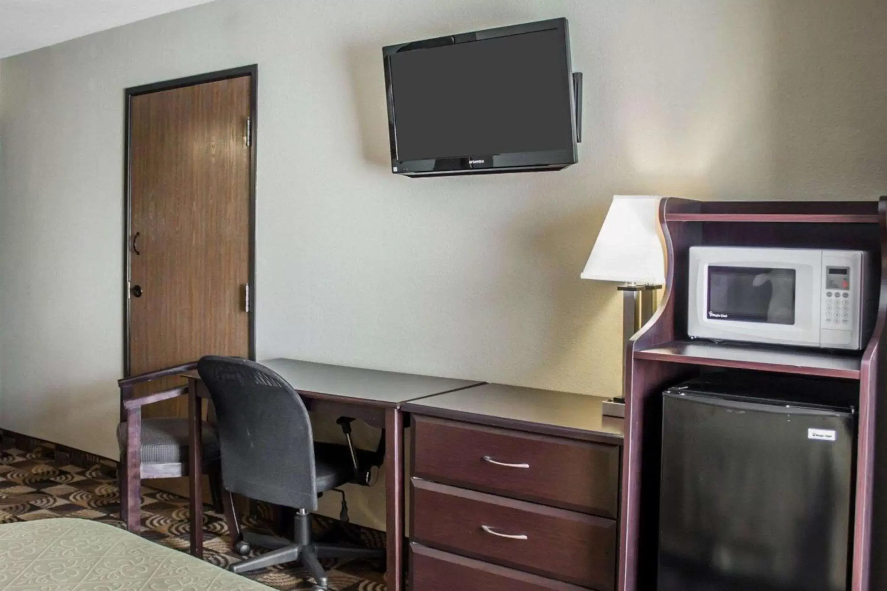 Photo of the whole room, TV/Entertainment Center in Quality Inn Brunswick Cleveland South