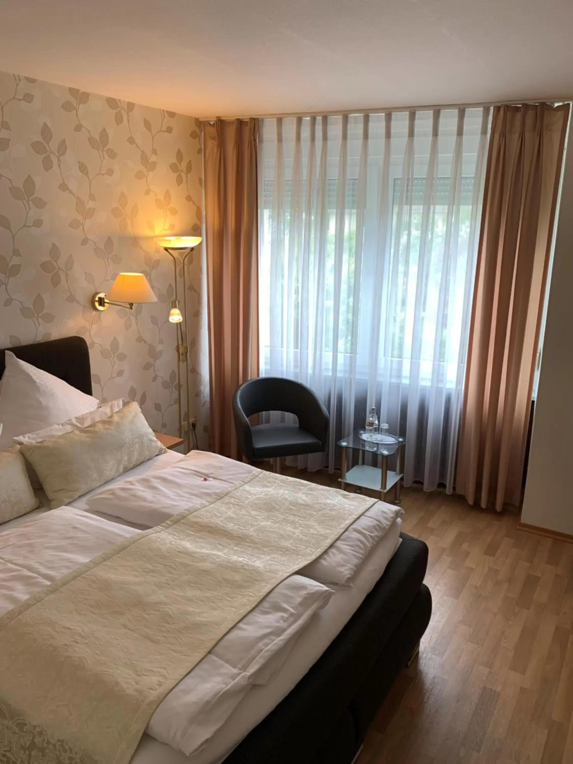 Photo of the whole room, Bed in Stadthotel Geis