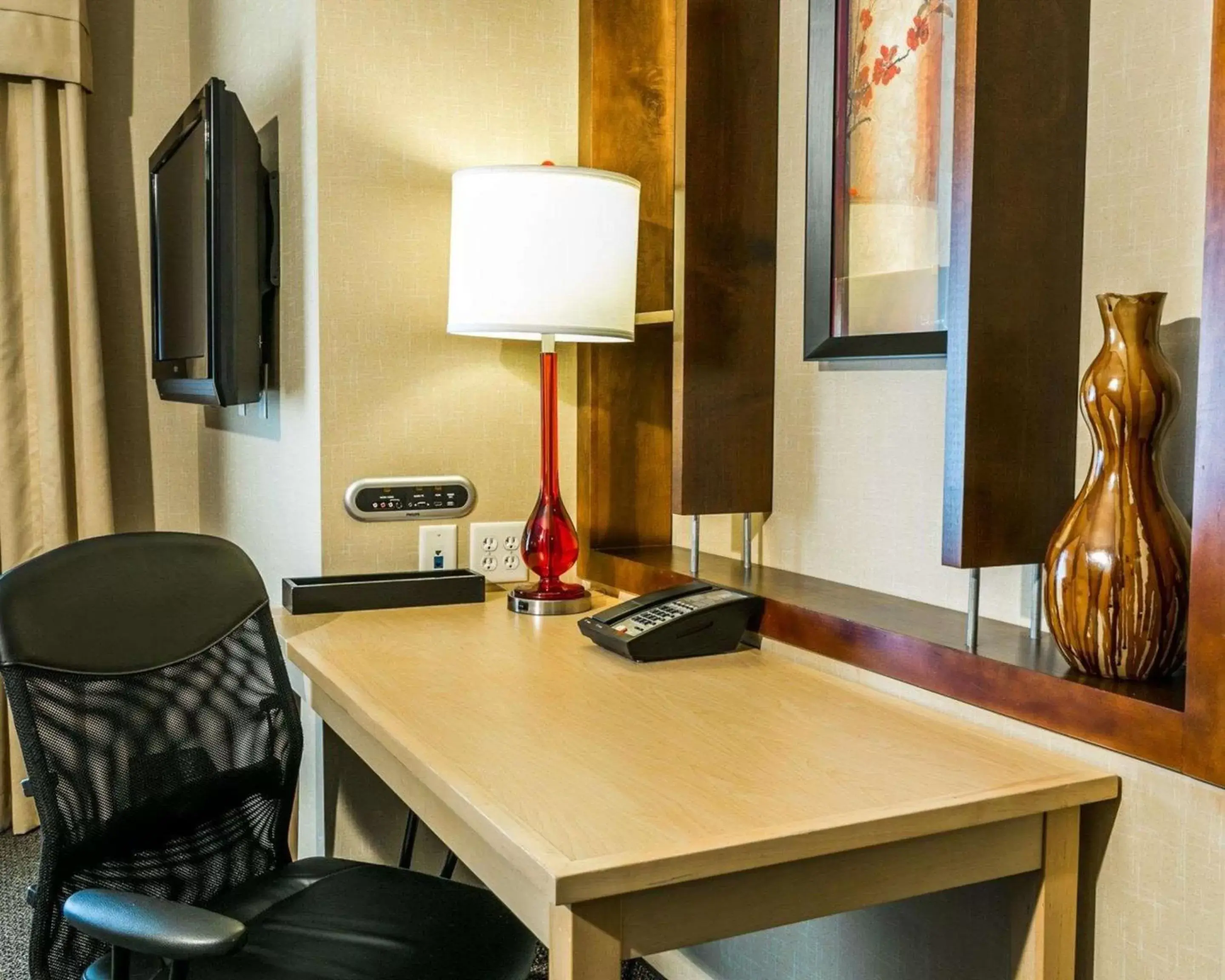 Photo of the whole room, Seating Area in Cambria Hotel Denver International Airport