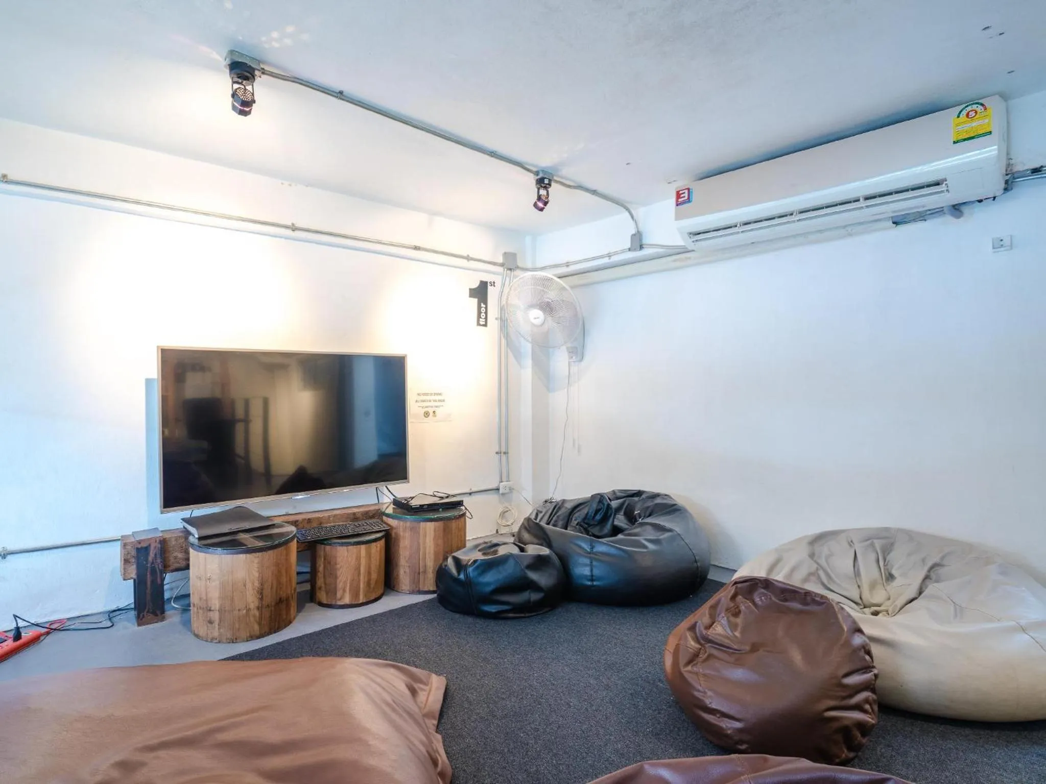 Living room, Bed in Bangkok Nomad Hostel