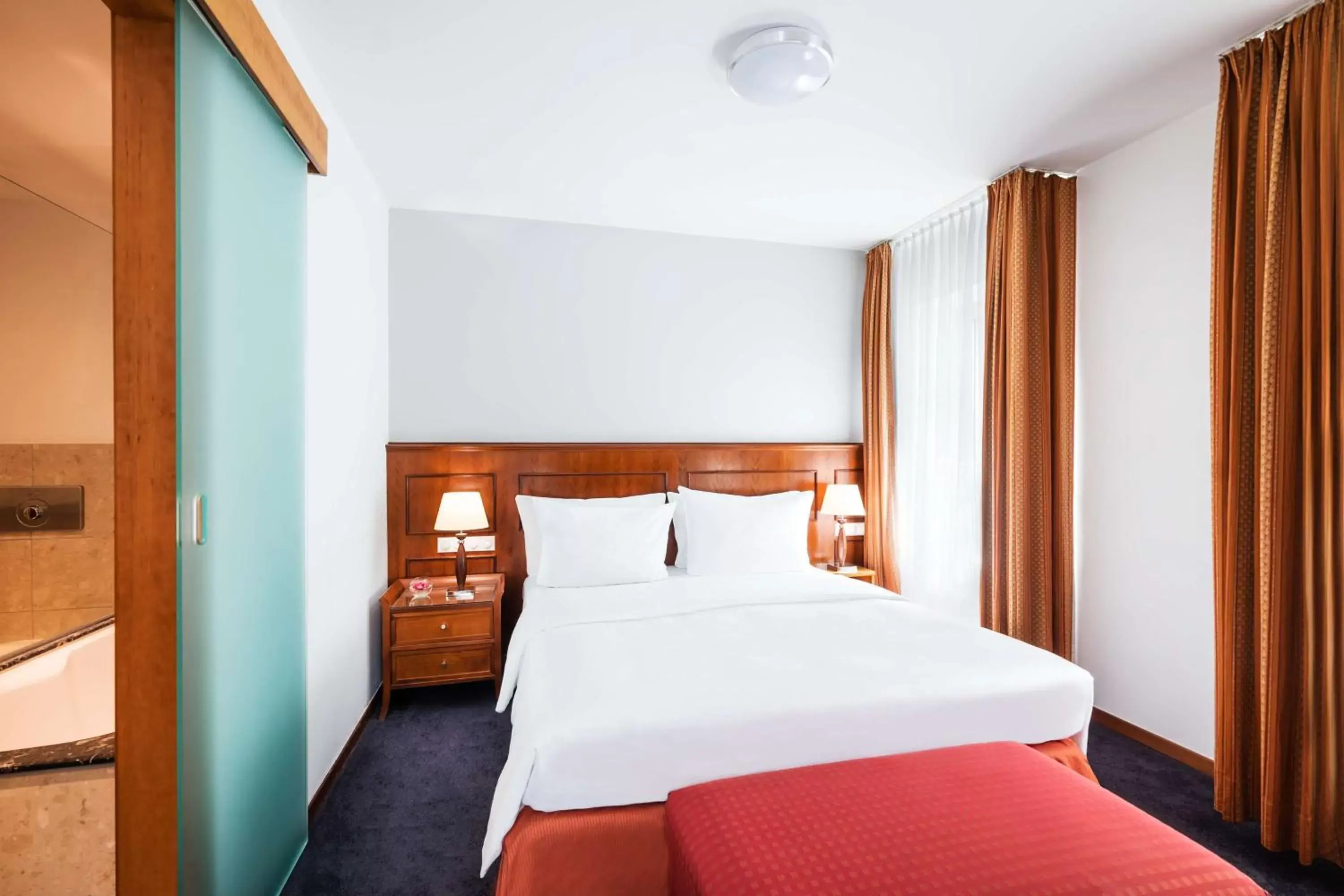 Bedroom, Bed in Lindner Hotel Frankfurt Main Plaza, part of JdV by Hyatt