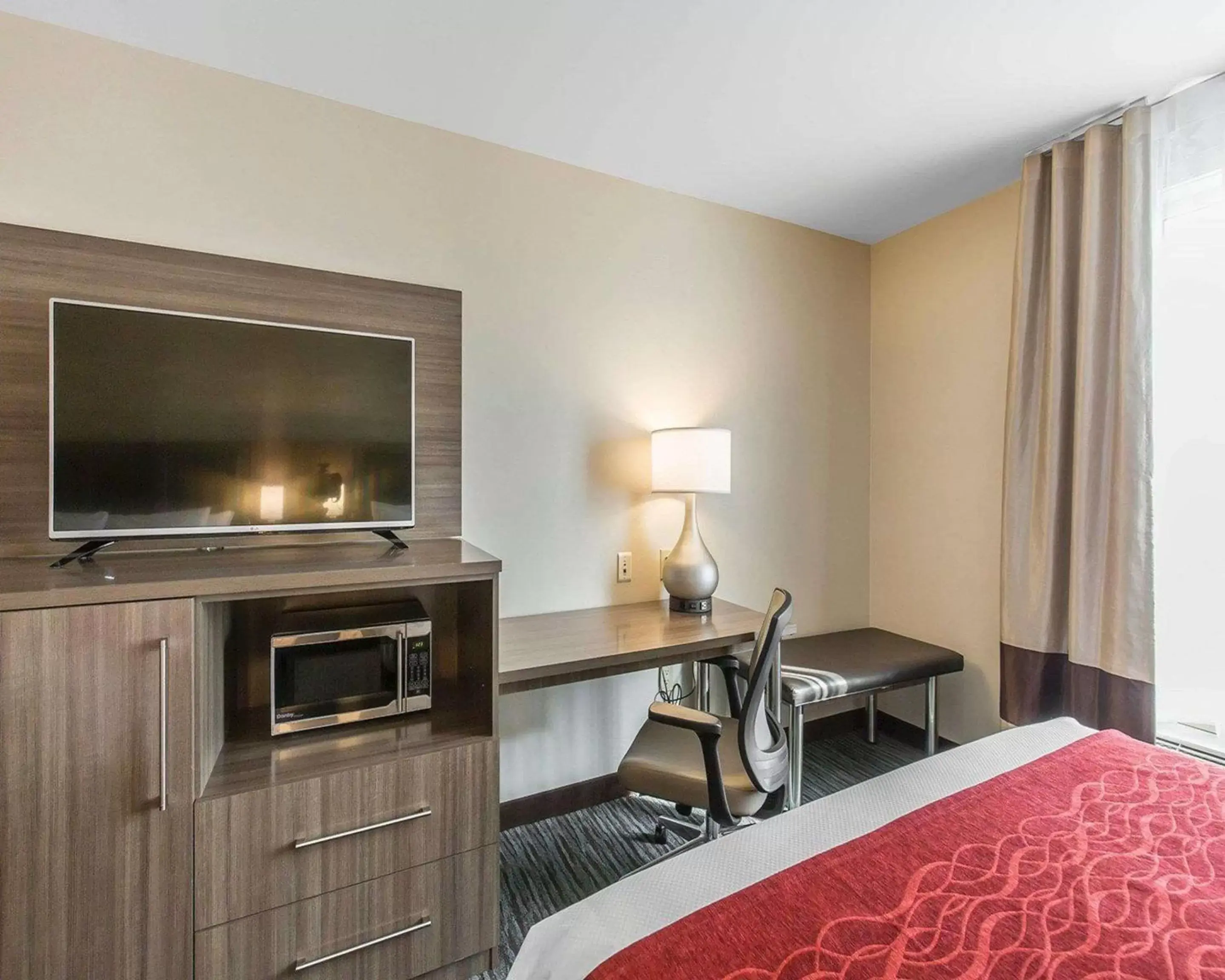 Photo of the whole room, TV/Entertainment Center in Comfort Inn & Suites Airport North