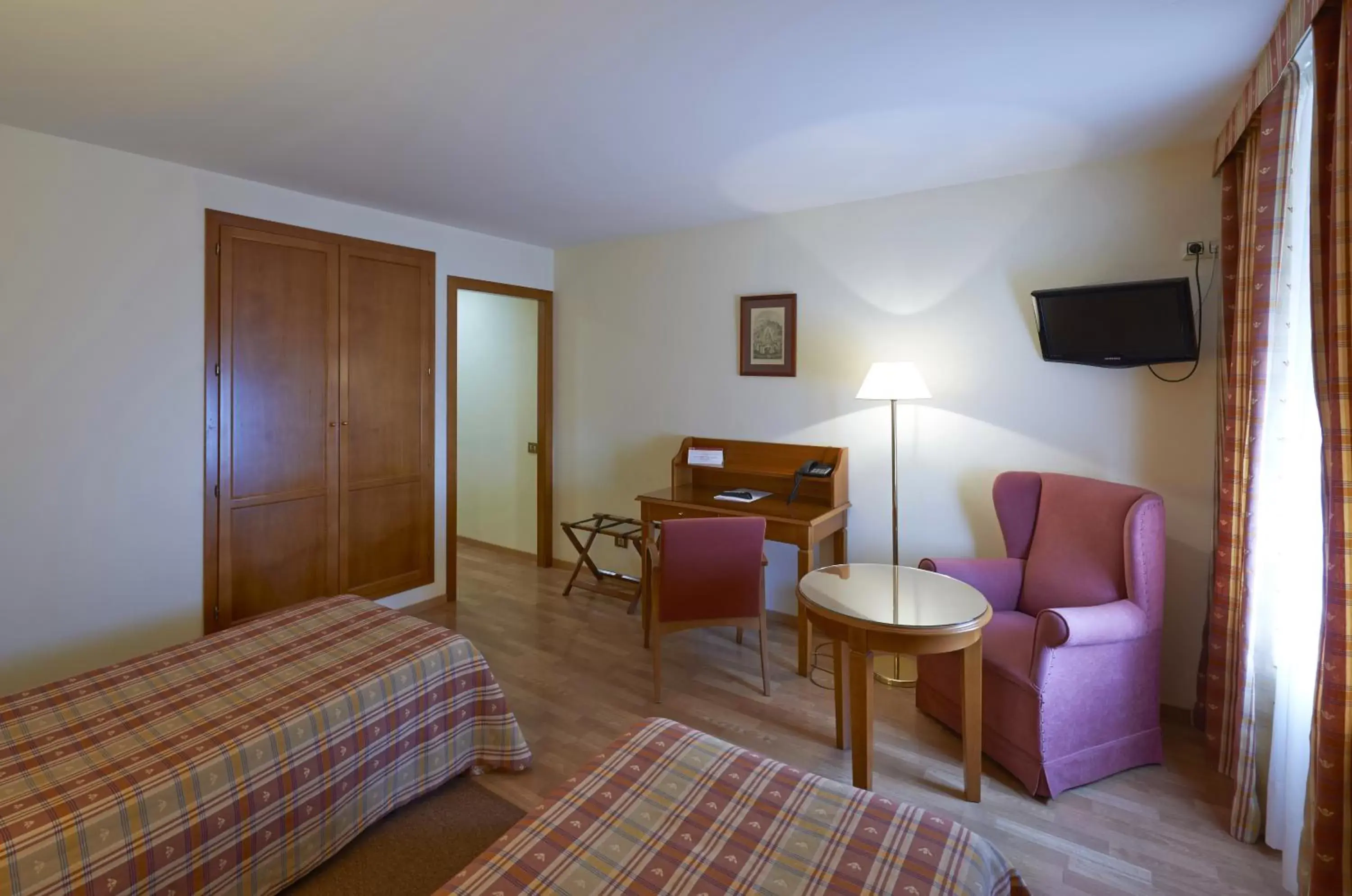 Bedroom, TV/Entertainment Center in Hotel Abat Cisneros Montserrat