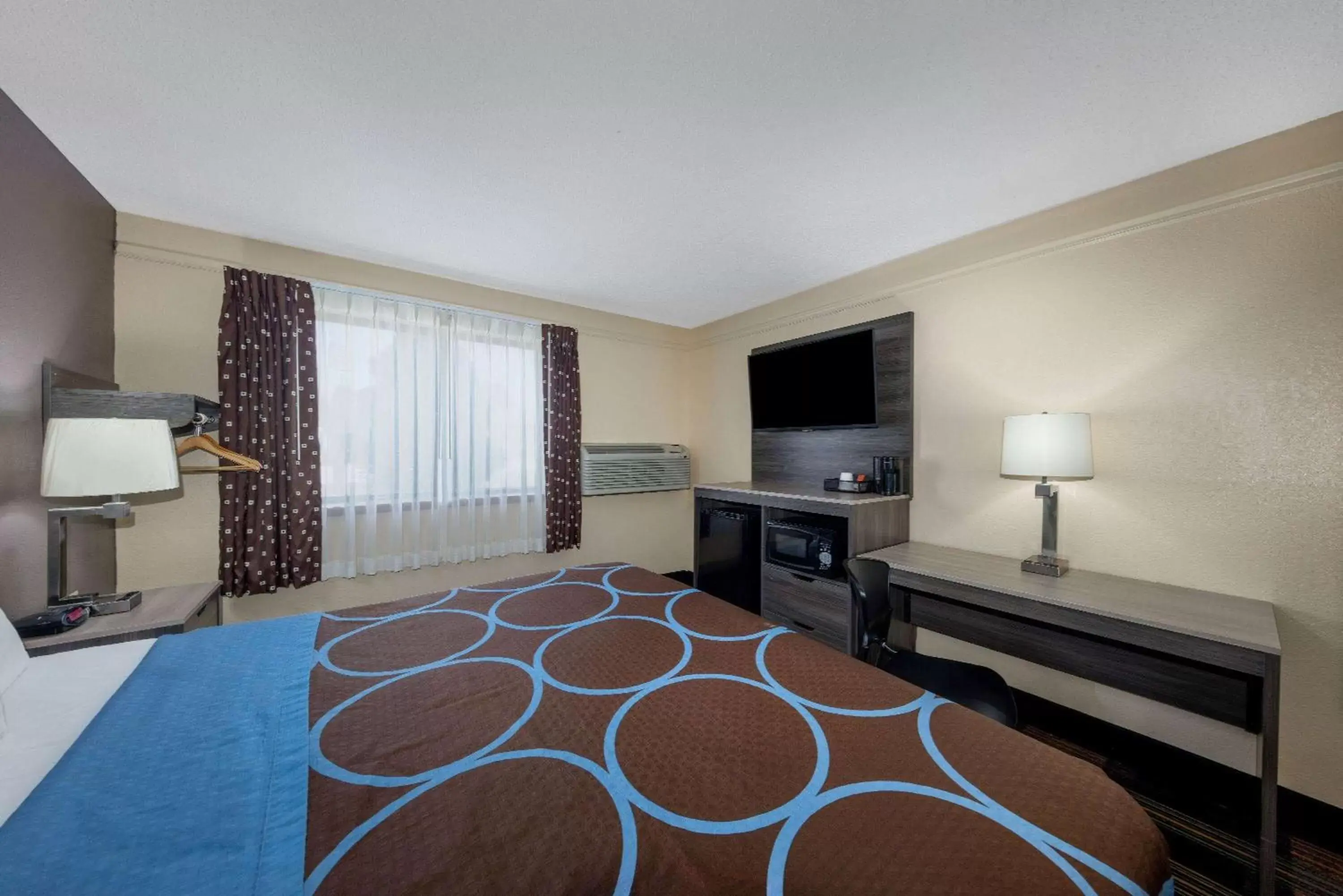 Bedroom, Bed in Super 8 by Wyndham Kansas City at Barry Road/Airport