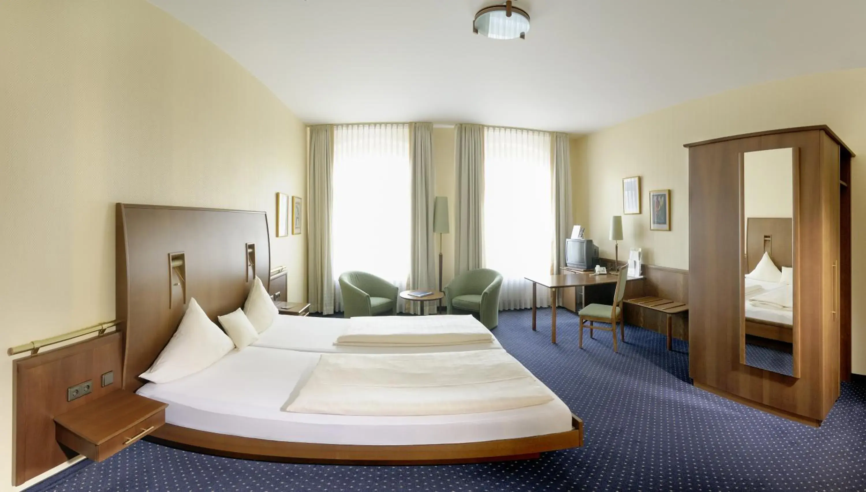 Photo of the whole room, Bed in Victoria Hotel