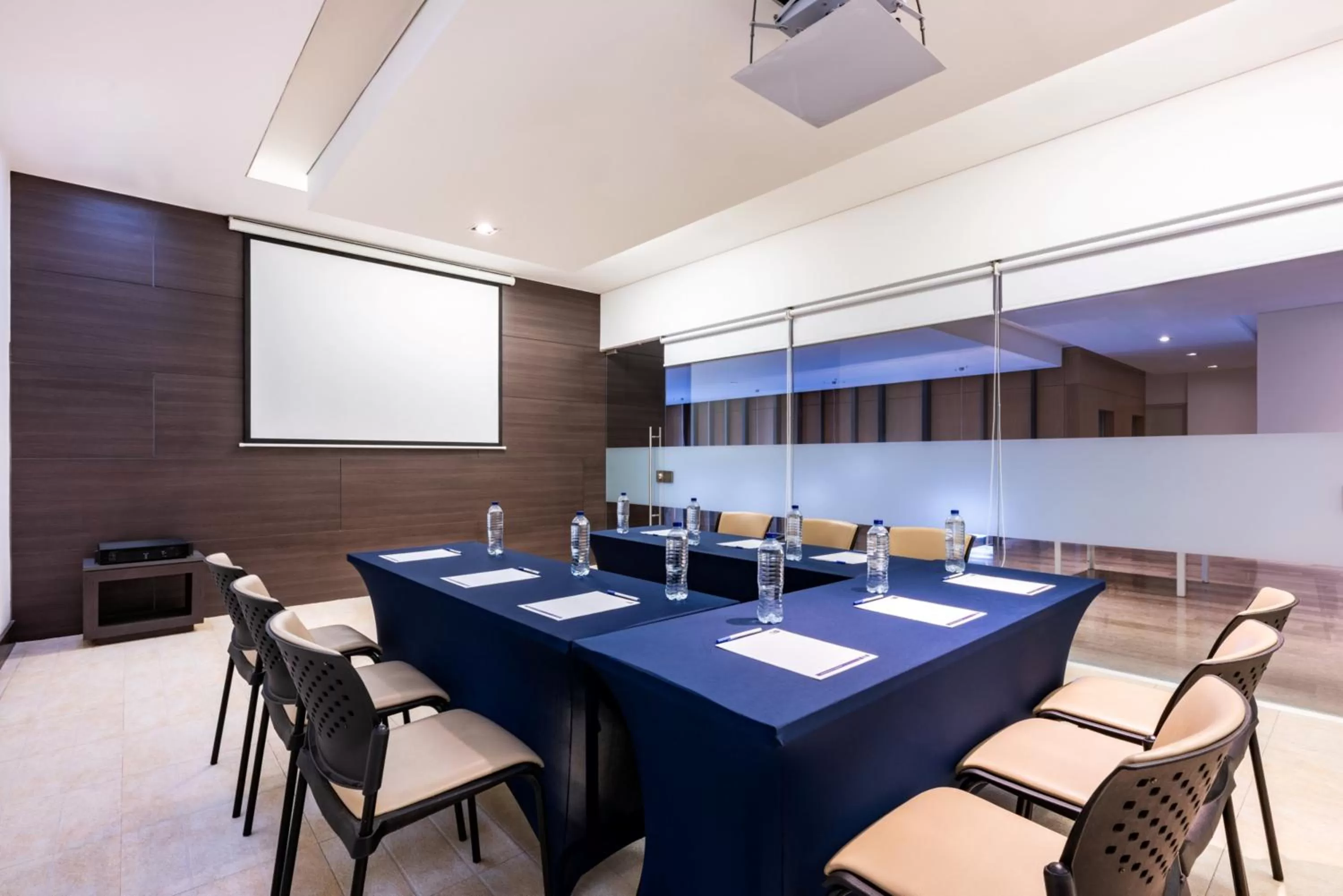 Meeting/conference room in Holiday Inn Express - Cartagena Bocagrande by IHG