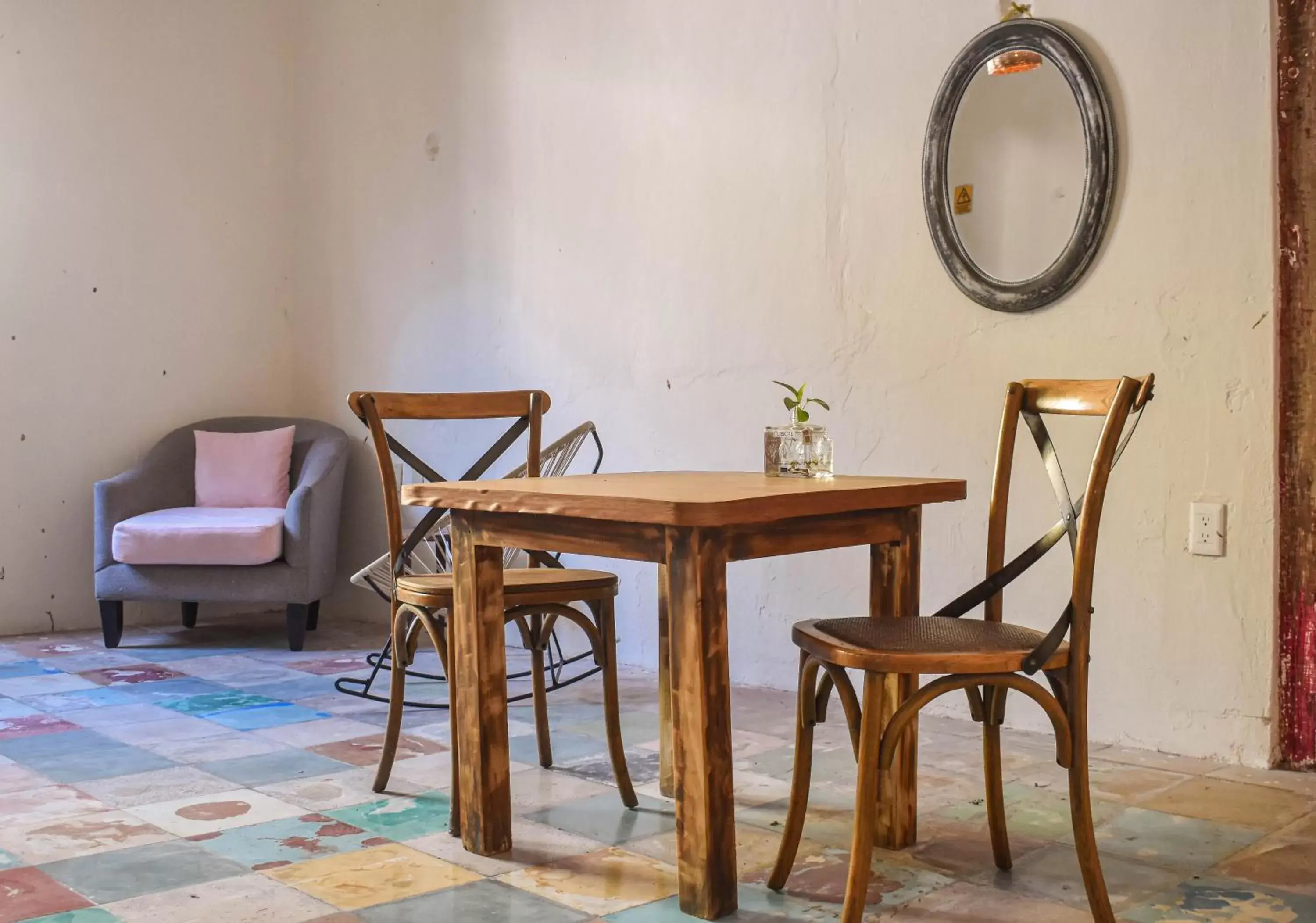 Coffee/tea facilities, Seating Area in Rustik-inn Rooms