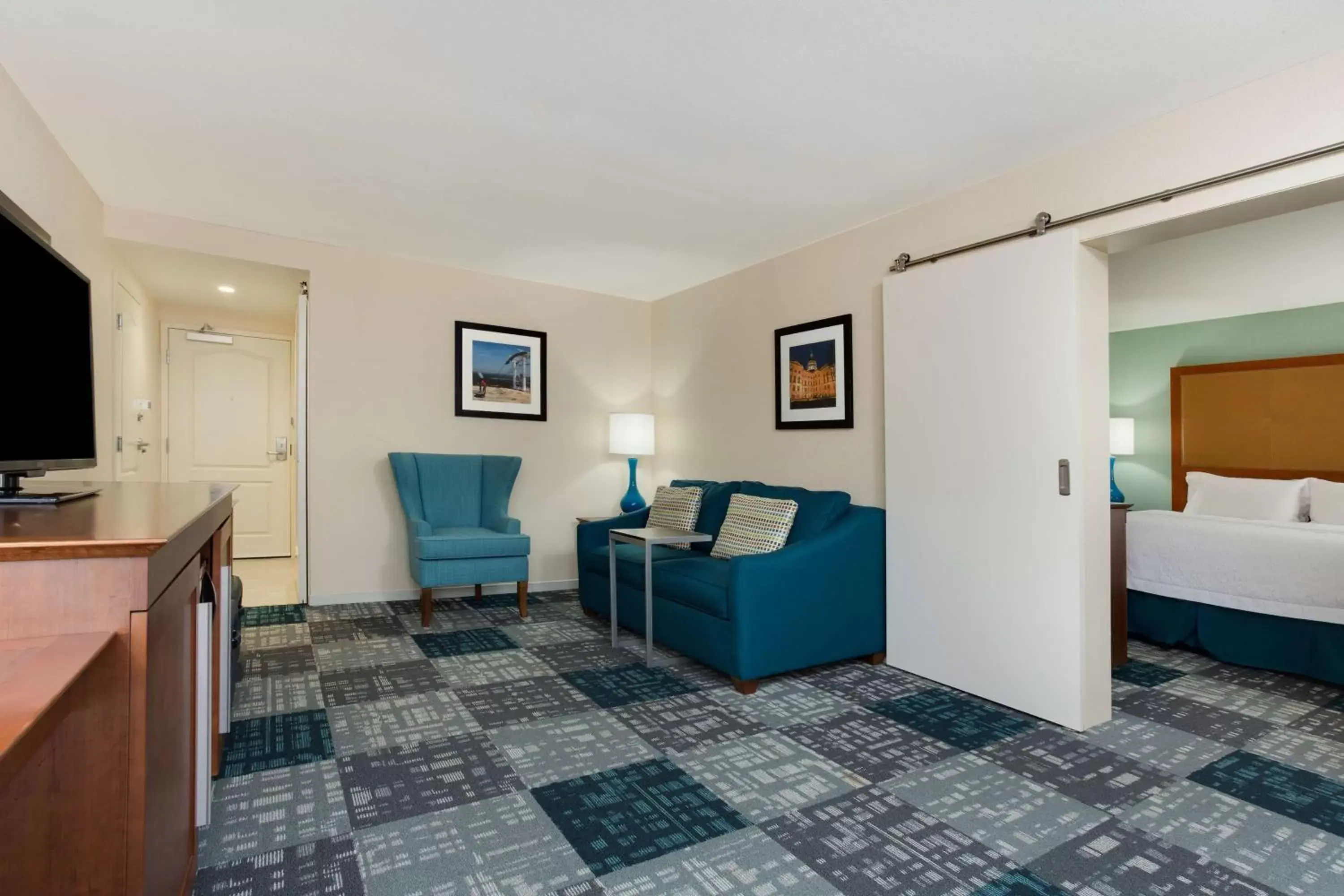 Bedroom, Seating Area in Hampton Inn Norcross