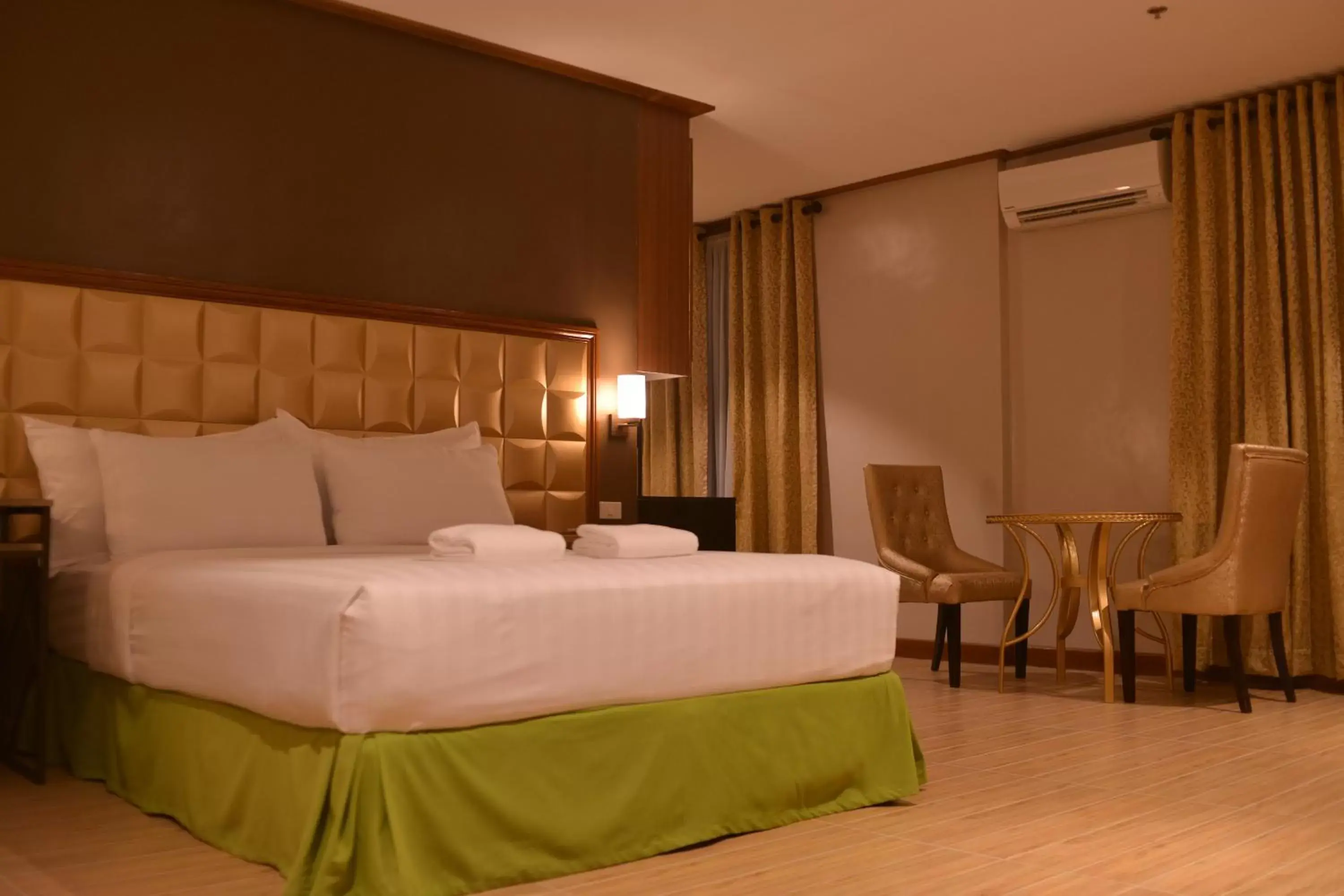 Bedroom, Bed in Robertson Hotel