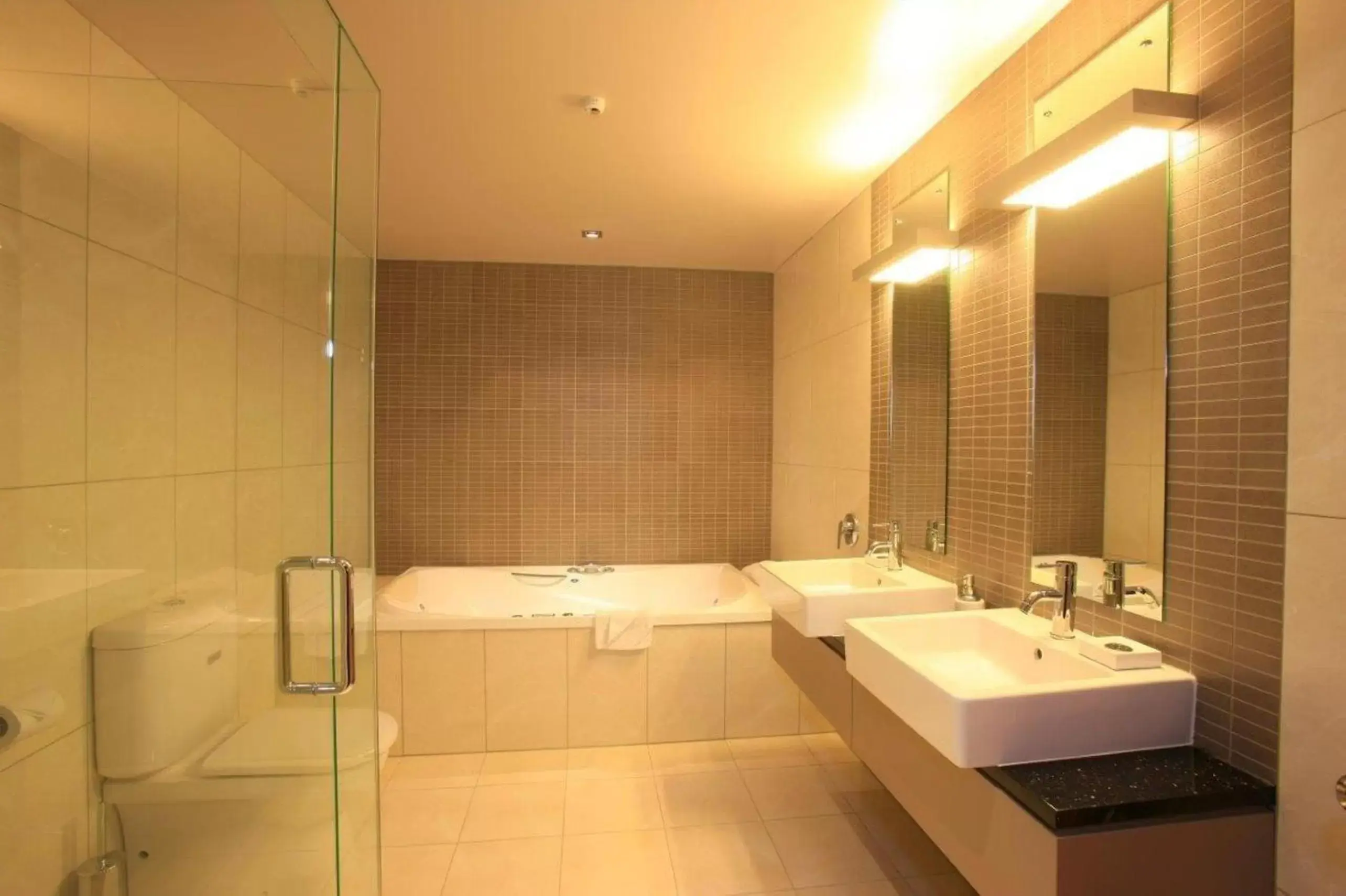 Bathroom in Distinction Luxmore Hotel