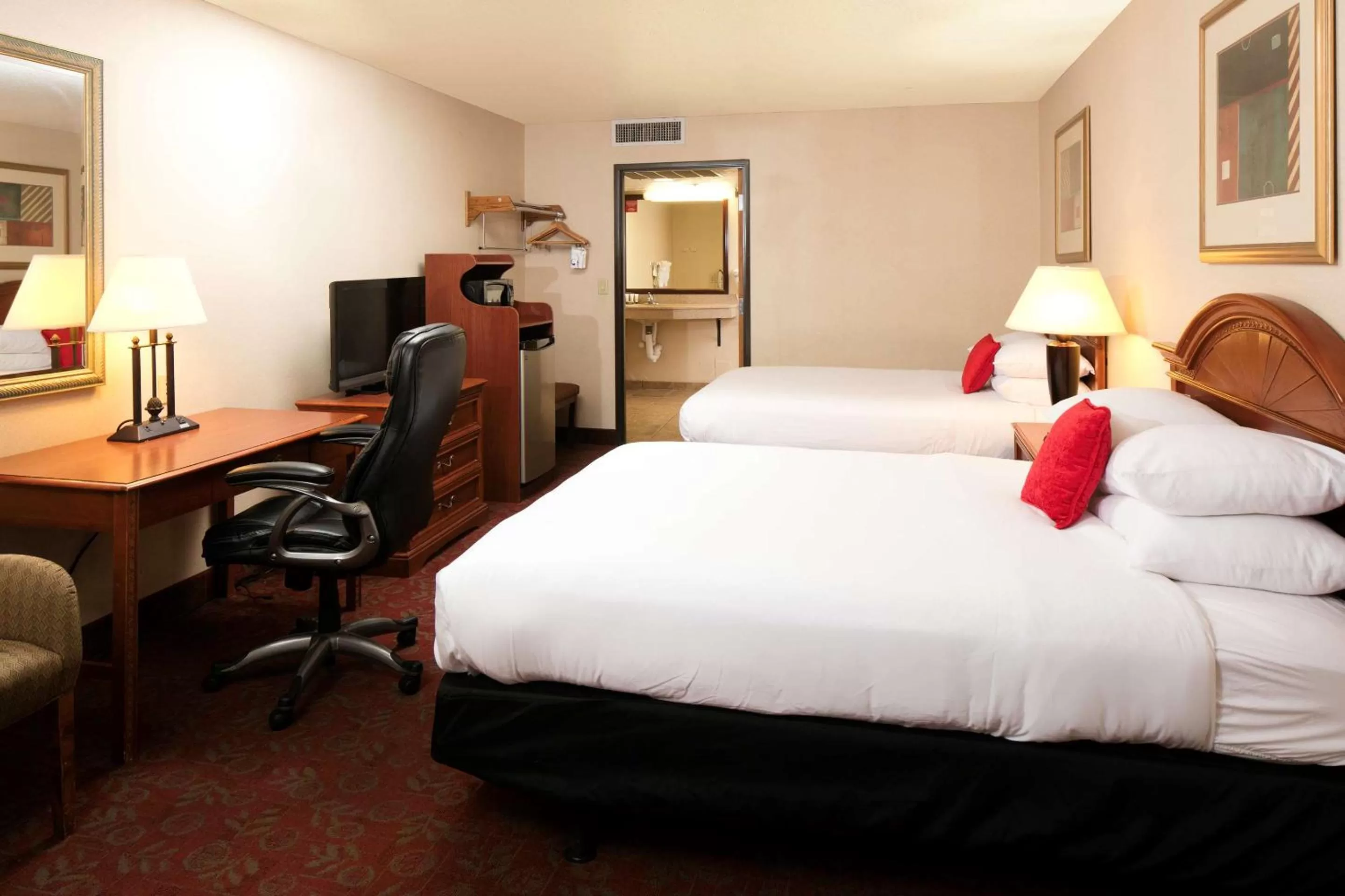 Photo of the whole room, Bed in Red Lion Hotel and Conference Center St. George