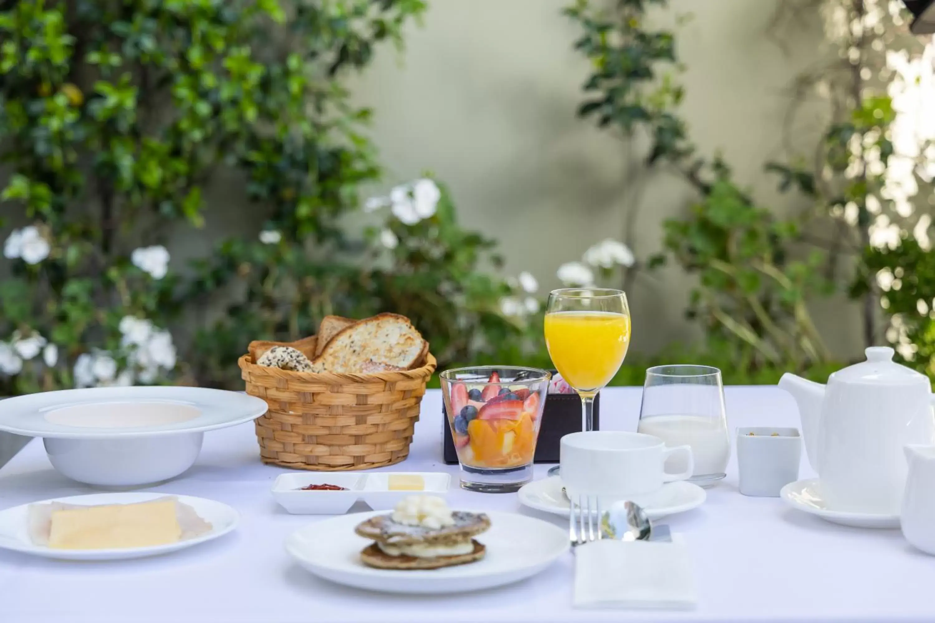 Breakfast in Mercure Montevideo Punta Carretas Breakfast in Mercure Montevideo Punta Carretas