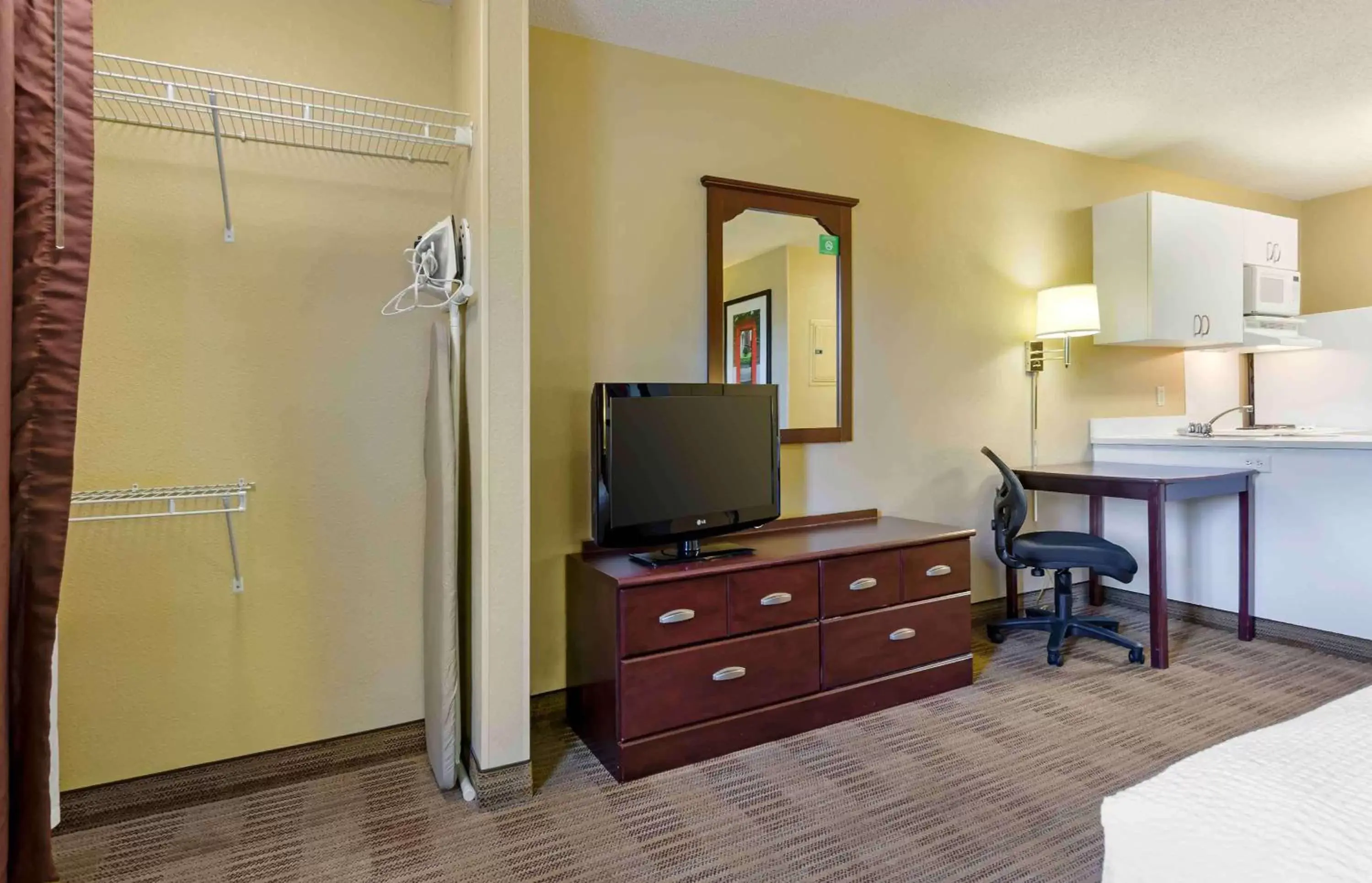 Bedroom, TV/Entertainment Center in Extended Stay America Suites - Lynchburg - University Blvd