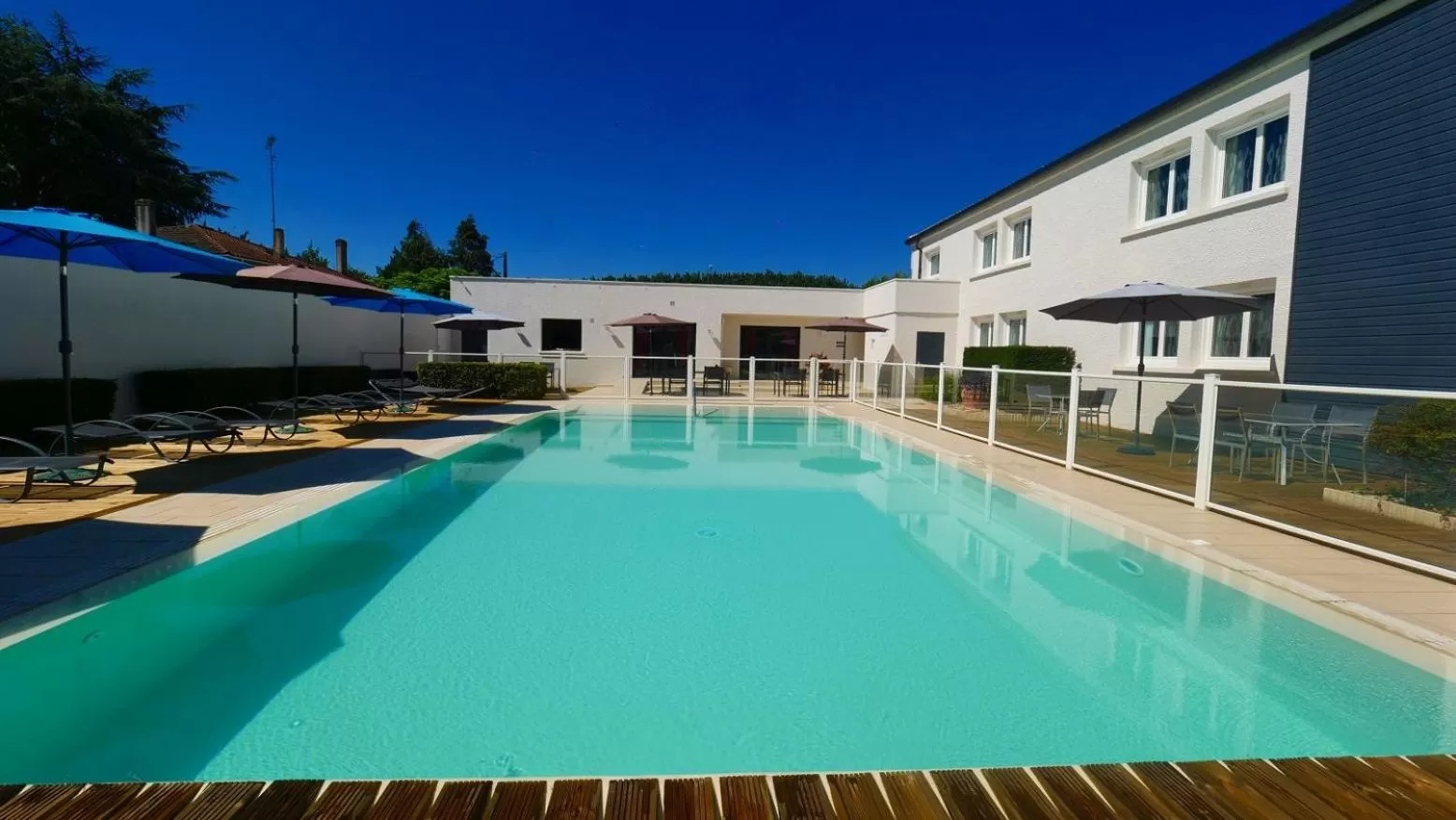 Swimming pool in Citotel Hôtel Le Capricorne