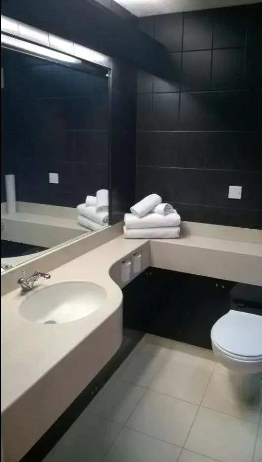 Toilet, Bathroom in Bridge Inn