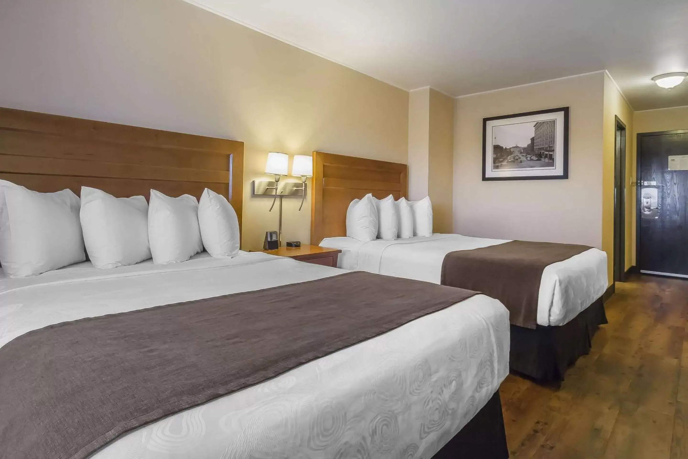 Photo of the whole room, Bed in Quality Inn & Suites Saskatoon