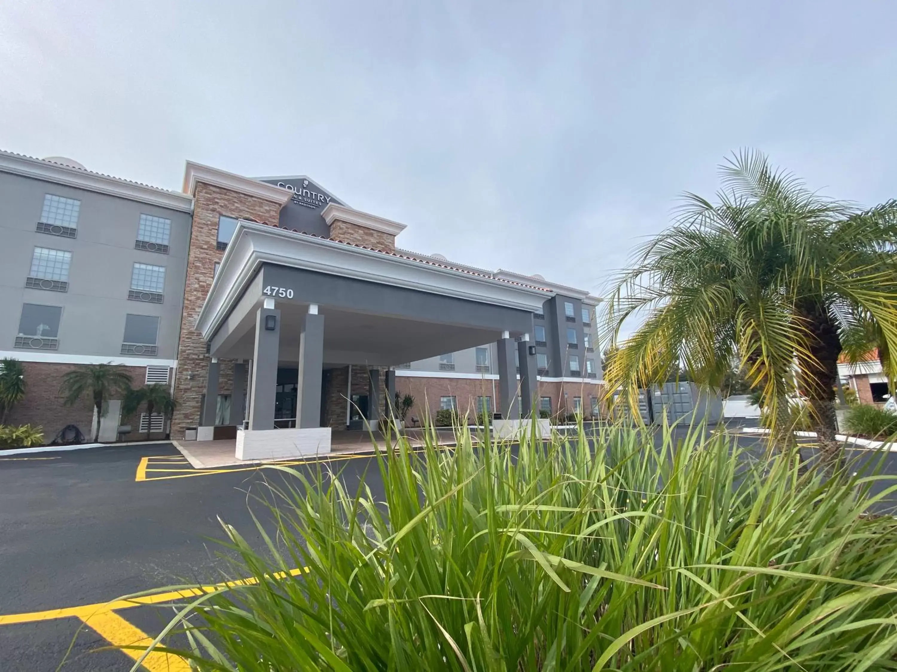 Property Building in Country Inn & Suites by Radisson, Tampa RJ Stadium