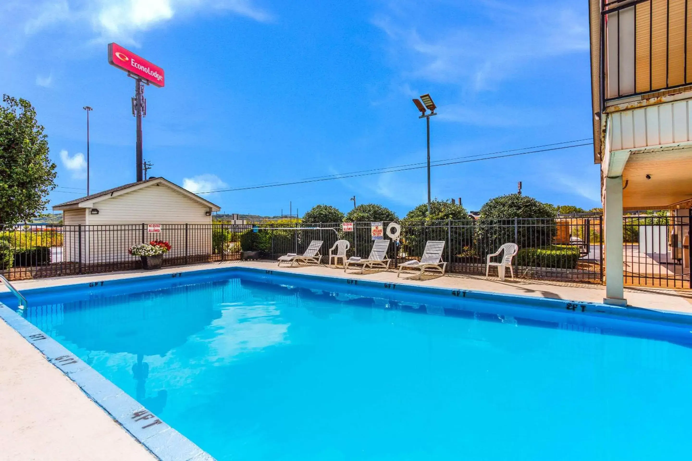 Swimming Pool in Econo Lodge Lebanon