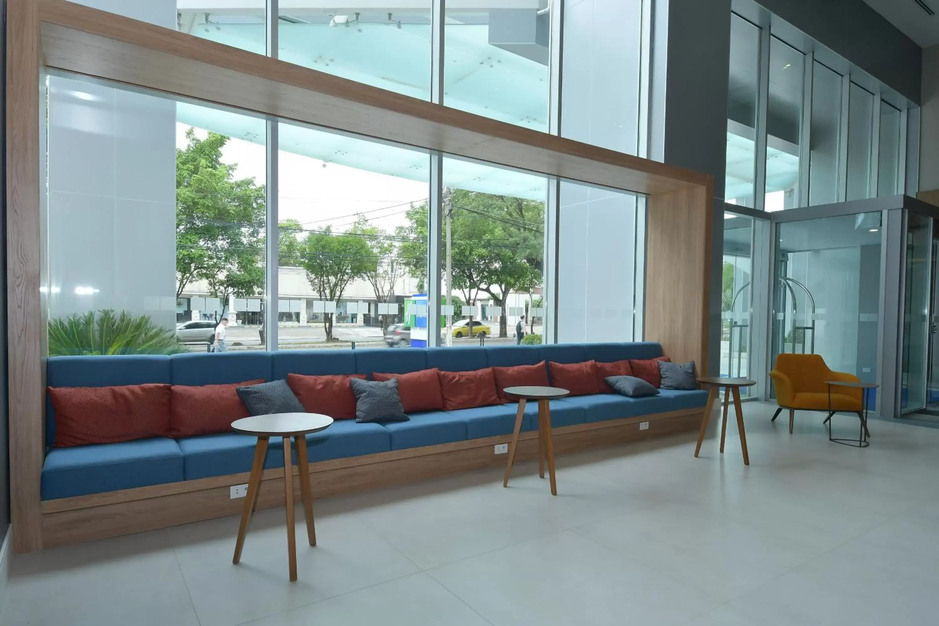 Property building, Seating Area in Holiday Inn Express Asuncion Aviadores , an IHG Hotel