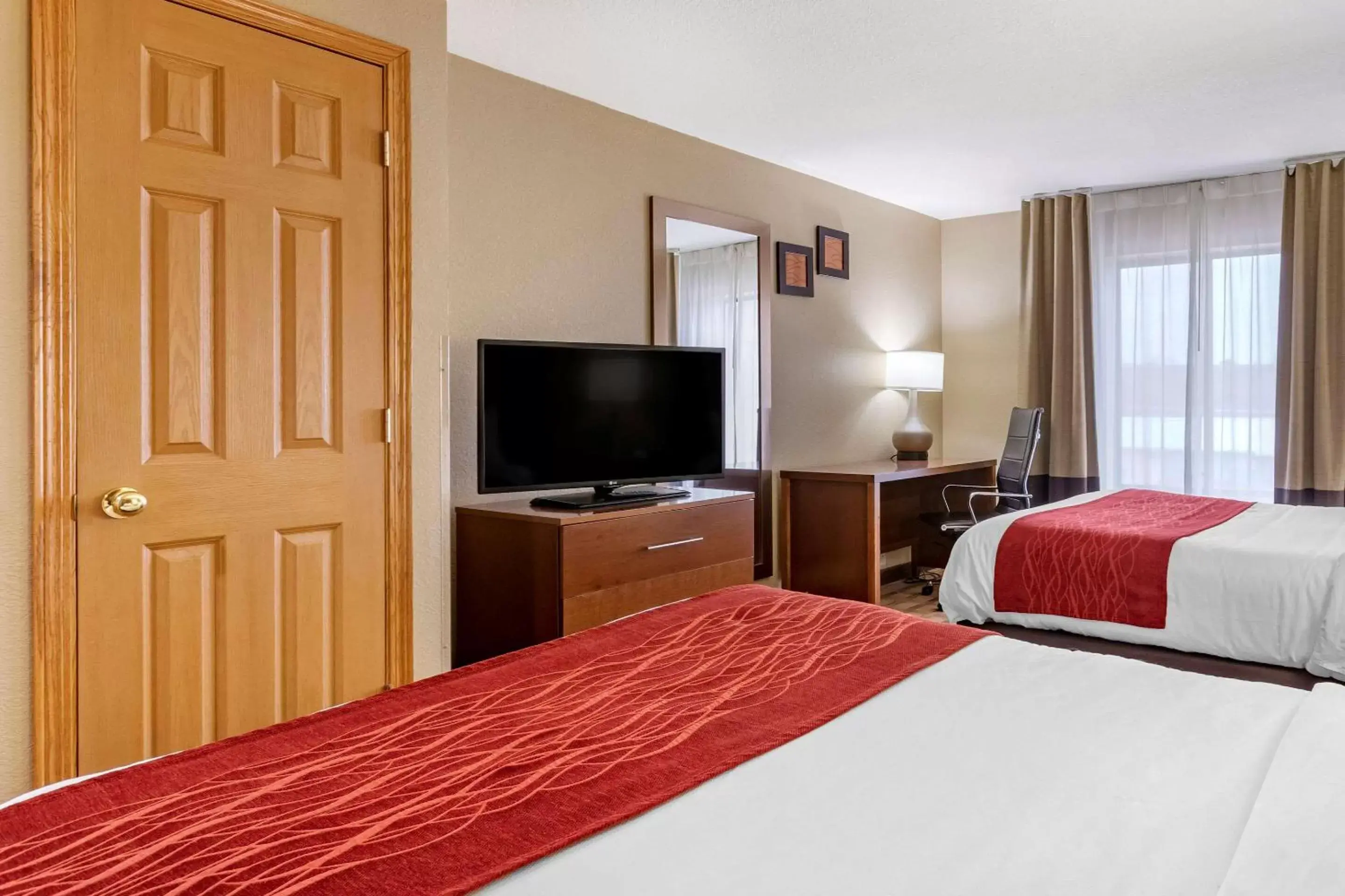 Photo of the whole room, Bed in Comfort Inn & Suites Cedar Rapids North - Collins Road