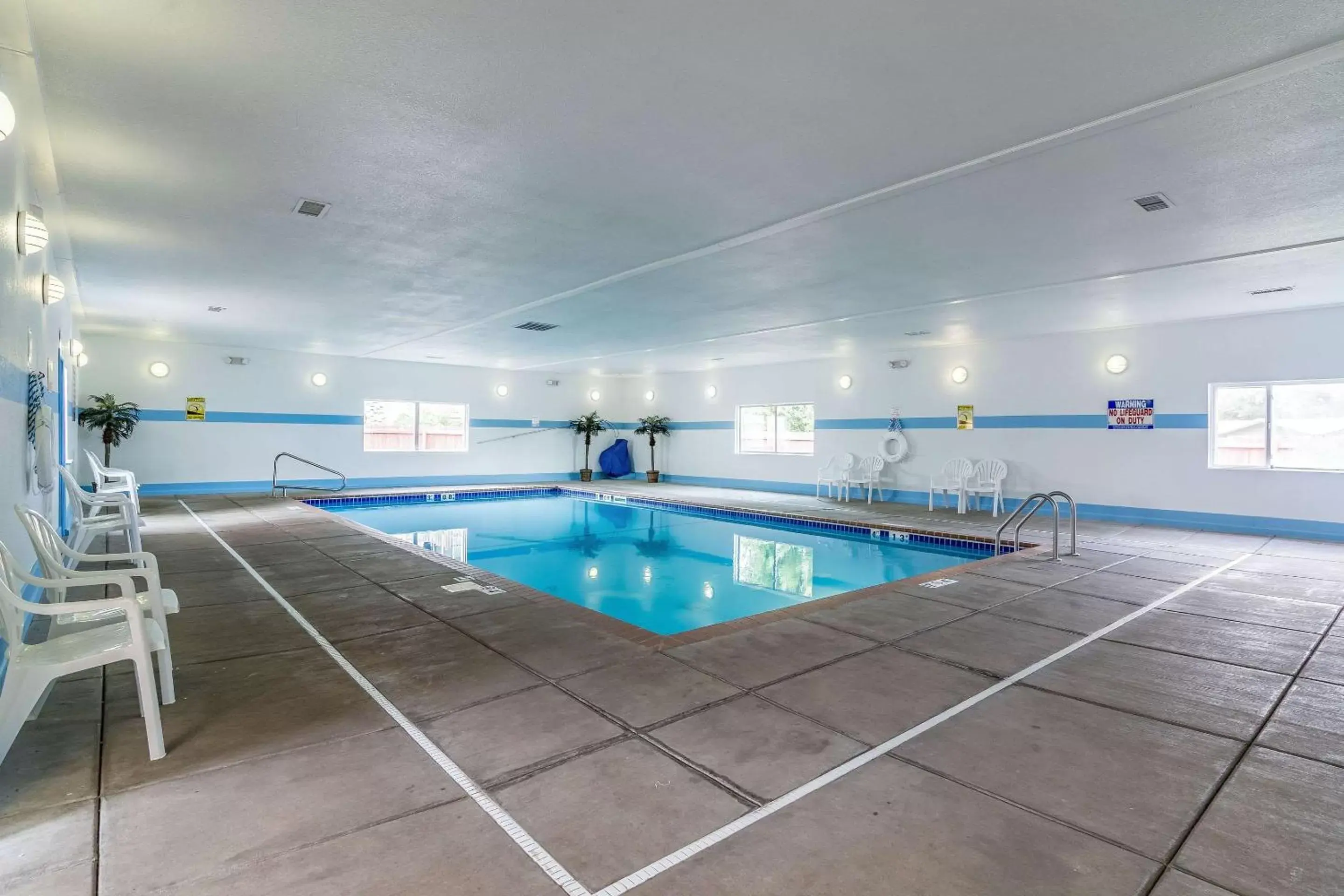 On site, Swimming Pool in Econo Lodge Miles City