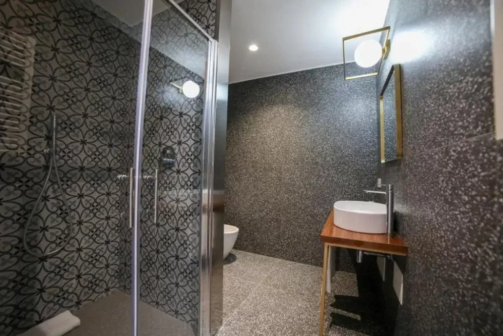 TV and multimedia, Bathroom in 20 Miglia Boutique Hotel