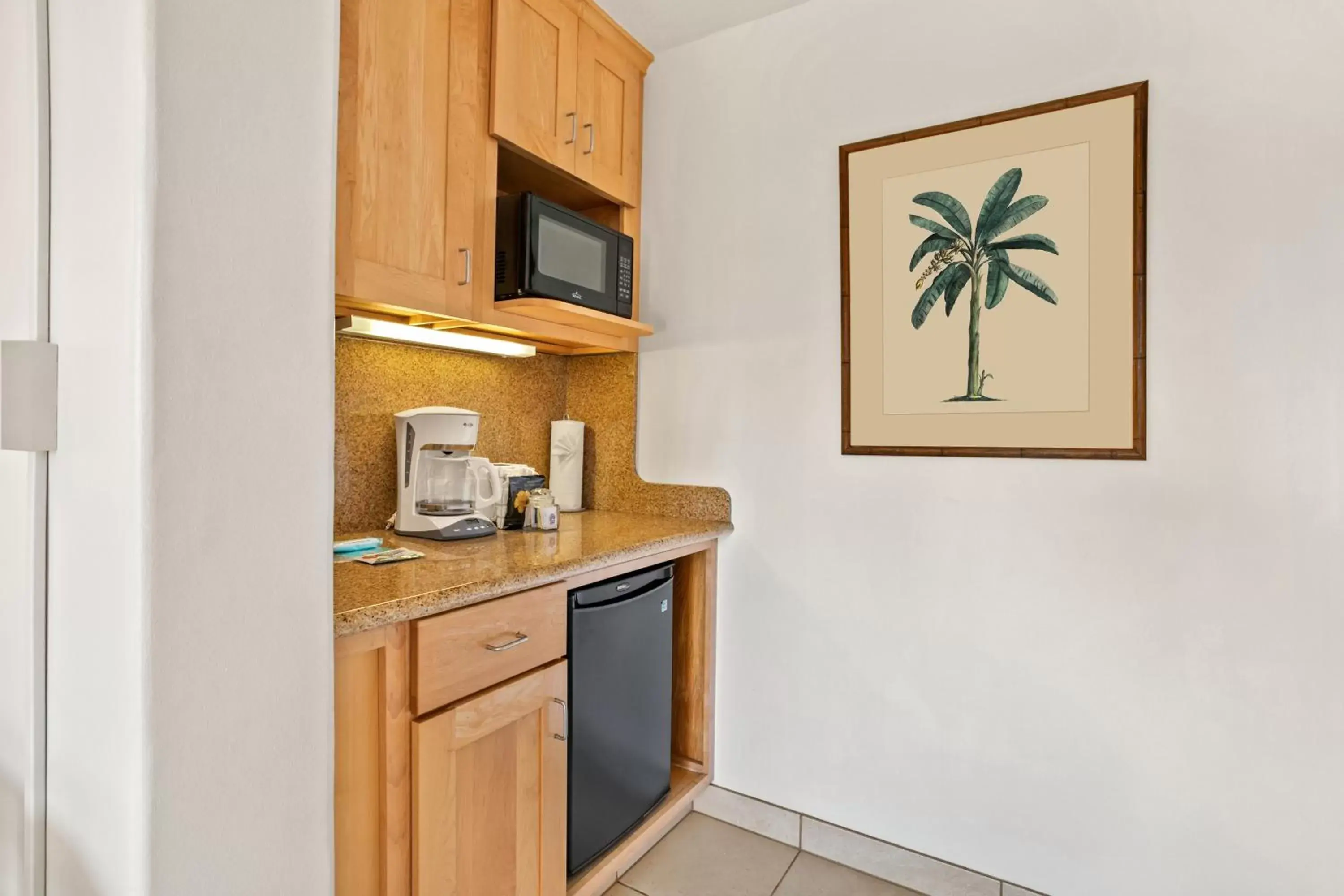 minibar, Kitchen/Kitchenette in Aston Maui Kaanapali Villas