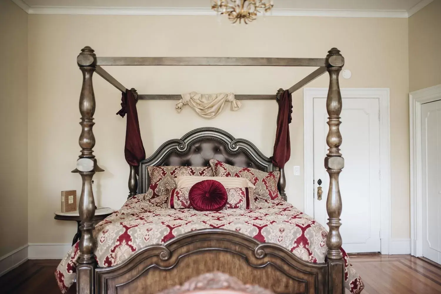Bed in 1912 Bed and Breakfast Bed in 1912 Bed and Breakfast