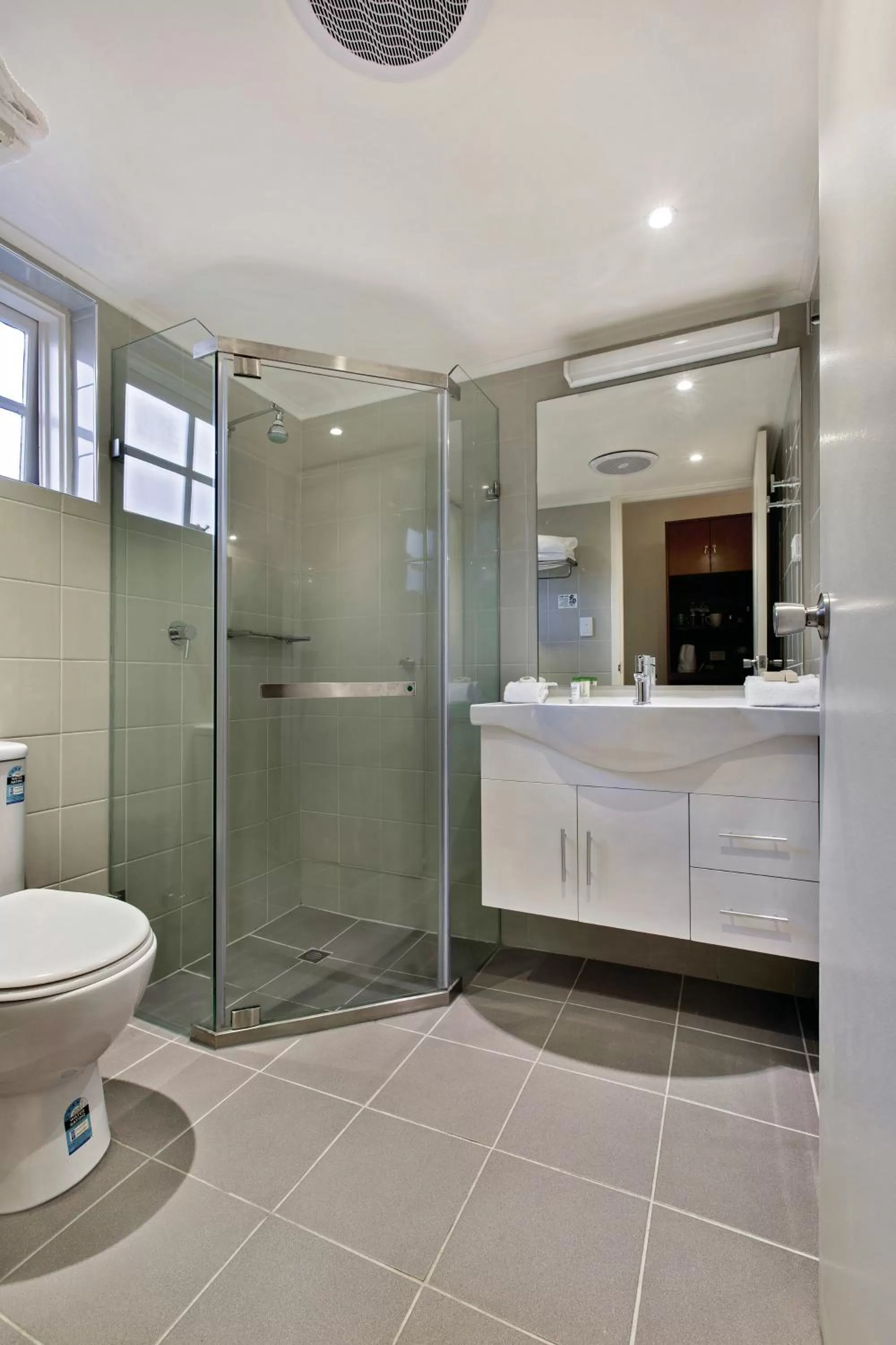 Toilet in Best Western Plus Buckingham International