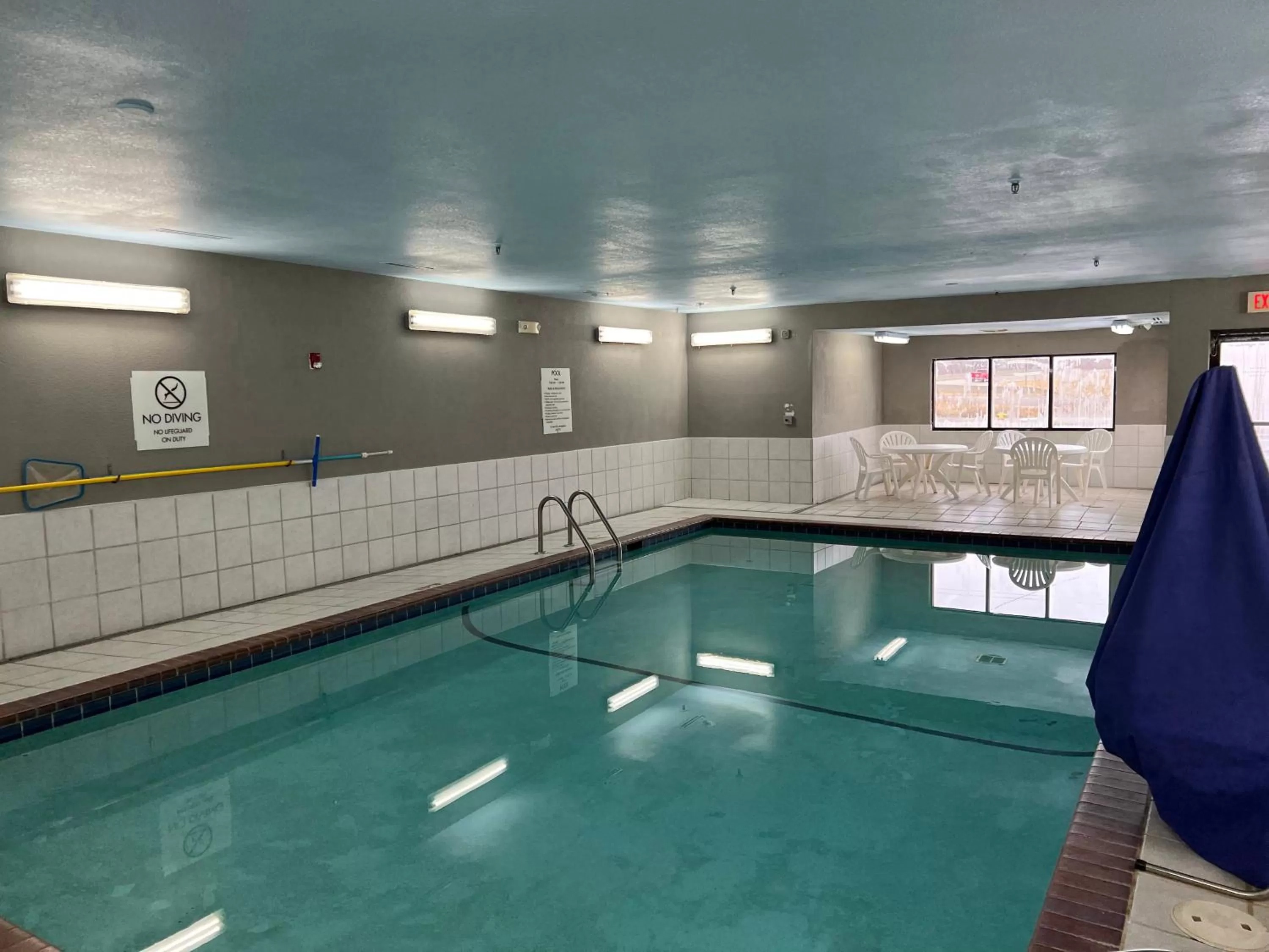 Swimming pool in Quality Inn Des Moines North