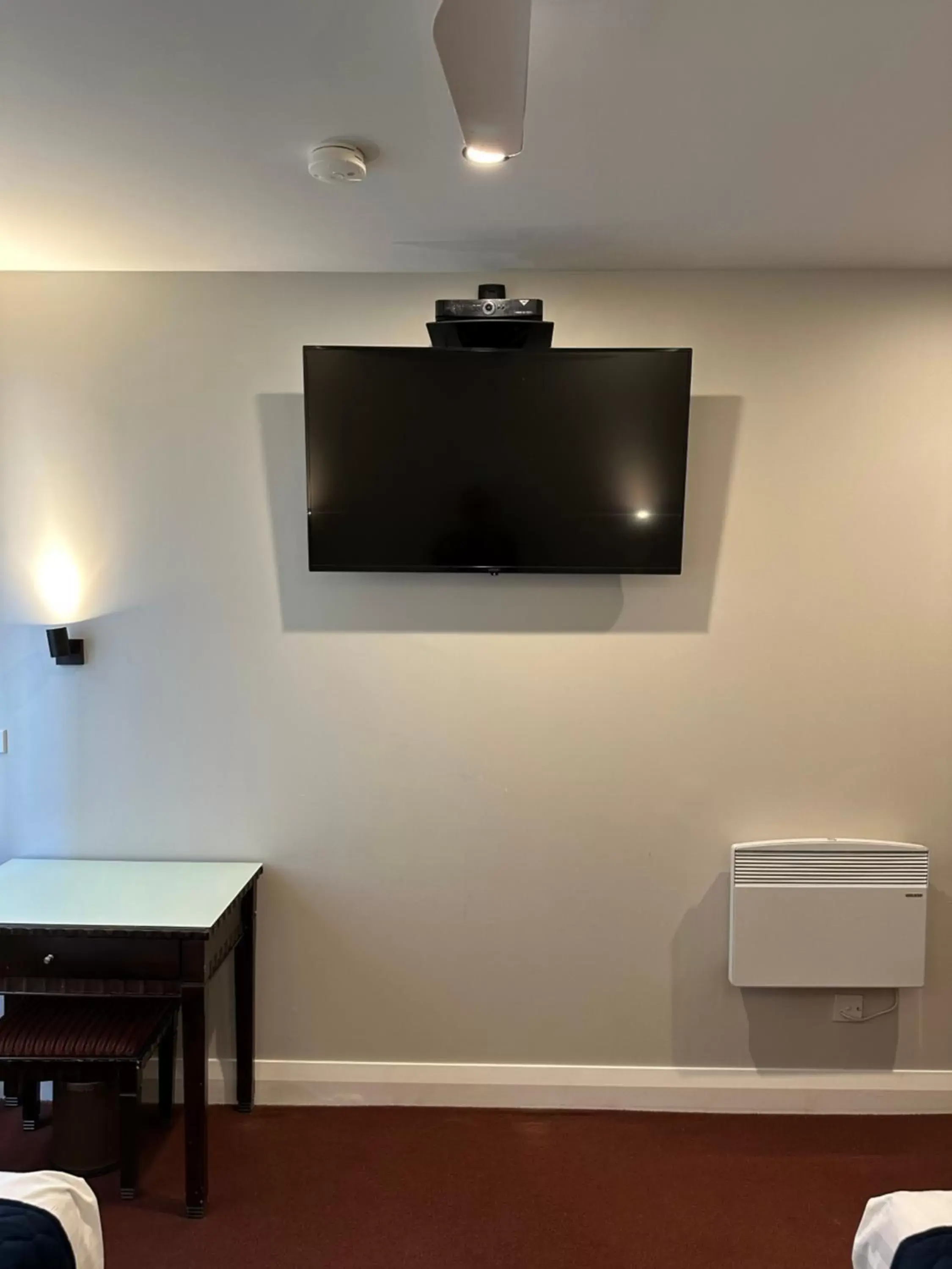 TV and multimedia, TV/Entertainment Center in Trinity Hotel