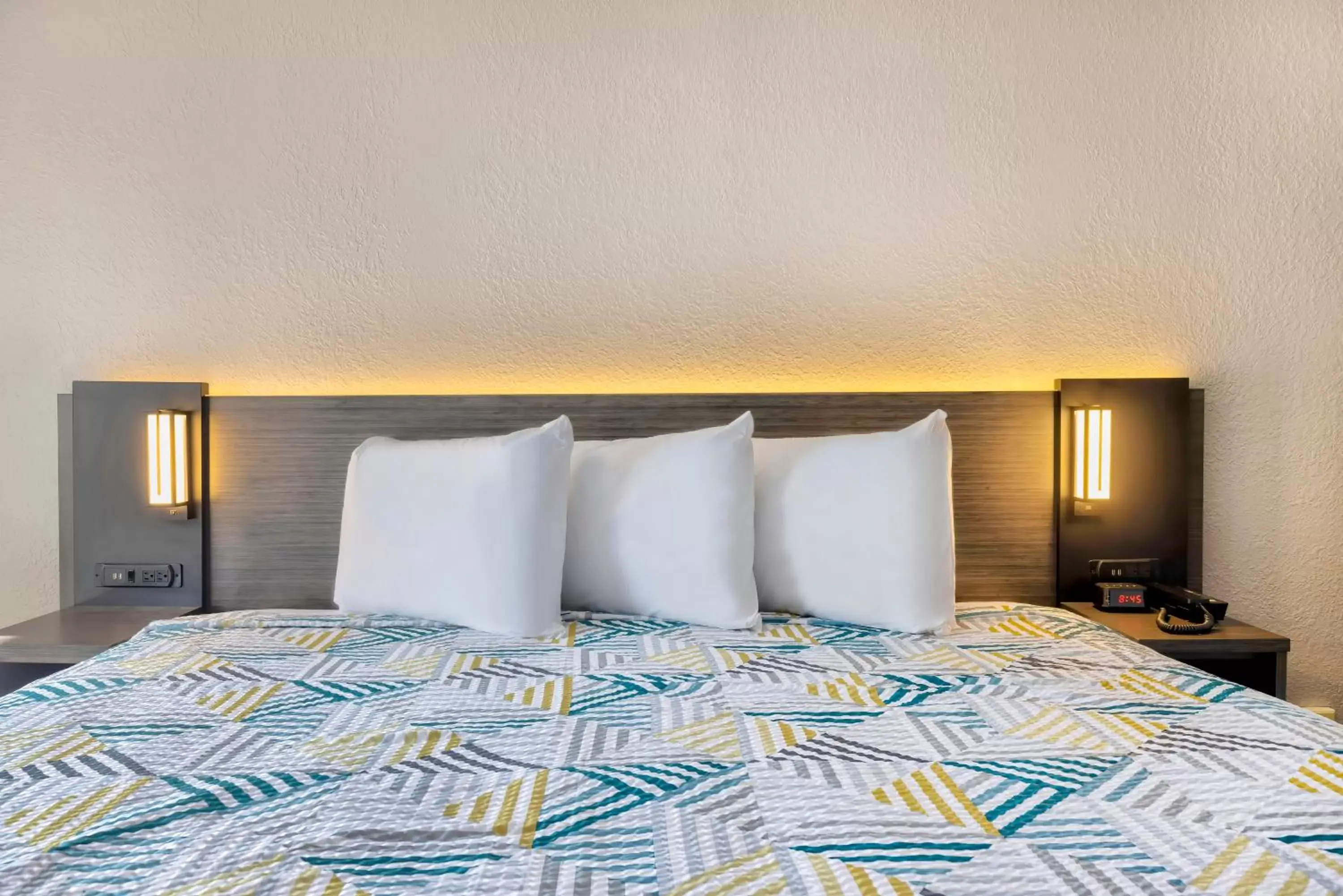 King Room - Non-Smoking in Studio 6 Effingham, IL King Room - Non-Smoking in Studio 6 Effingham, IL