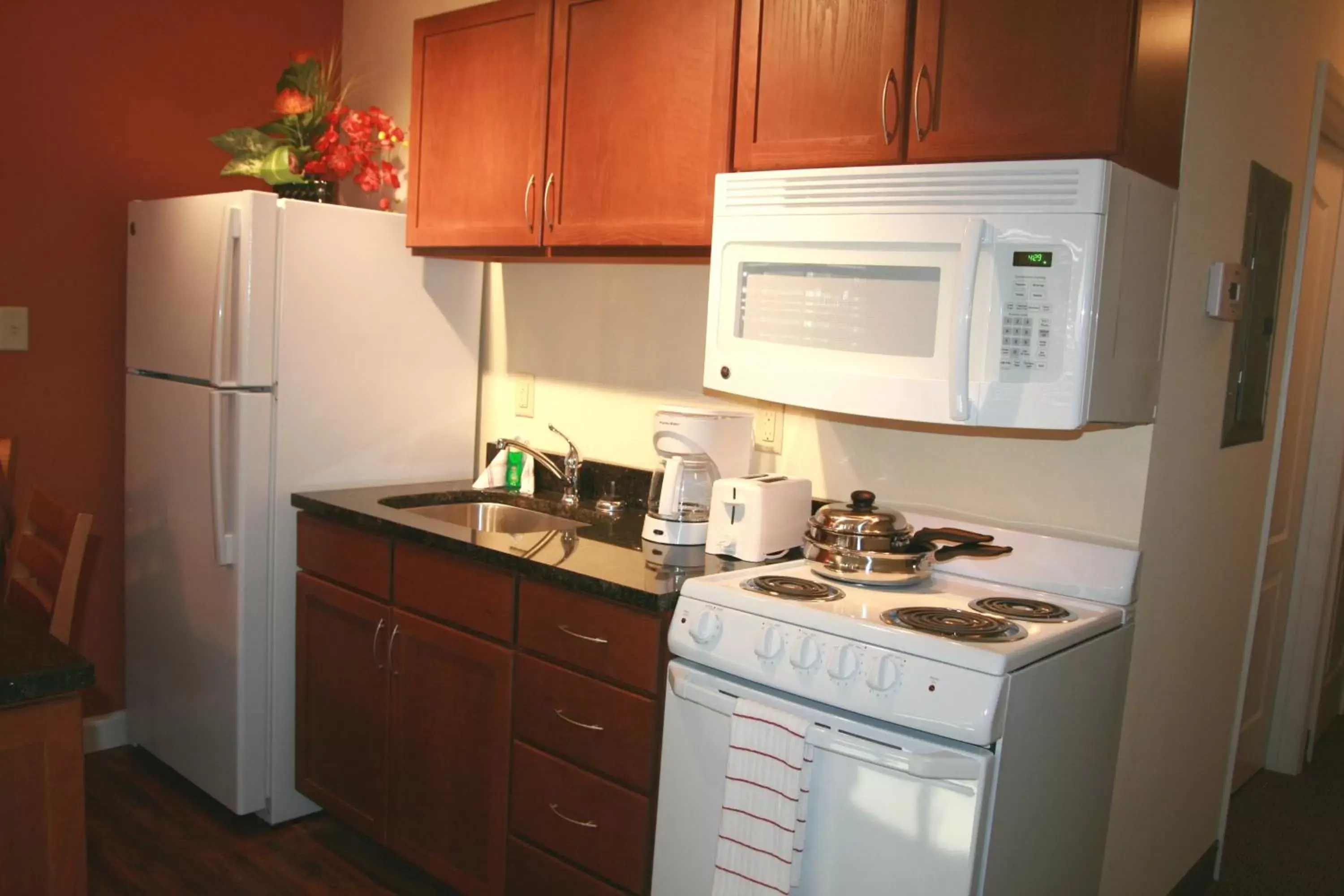 minibar, Kitchen/Kitchenette in Affordable Suites of America Stafford Quantico