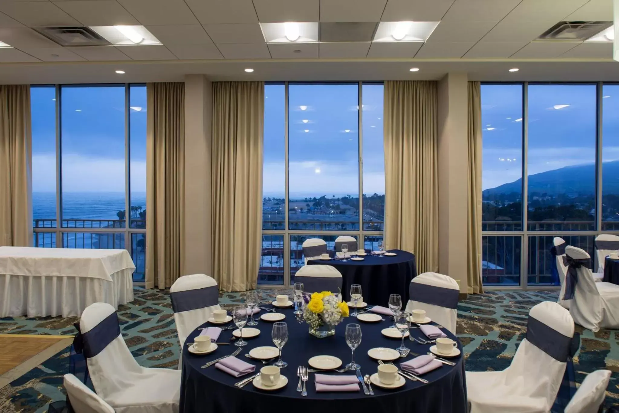 Meeting/conference room, Restaurant/Places to Eat in Crowne Plaza Hotel Ventura Beach, an IHG Hotel